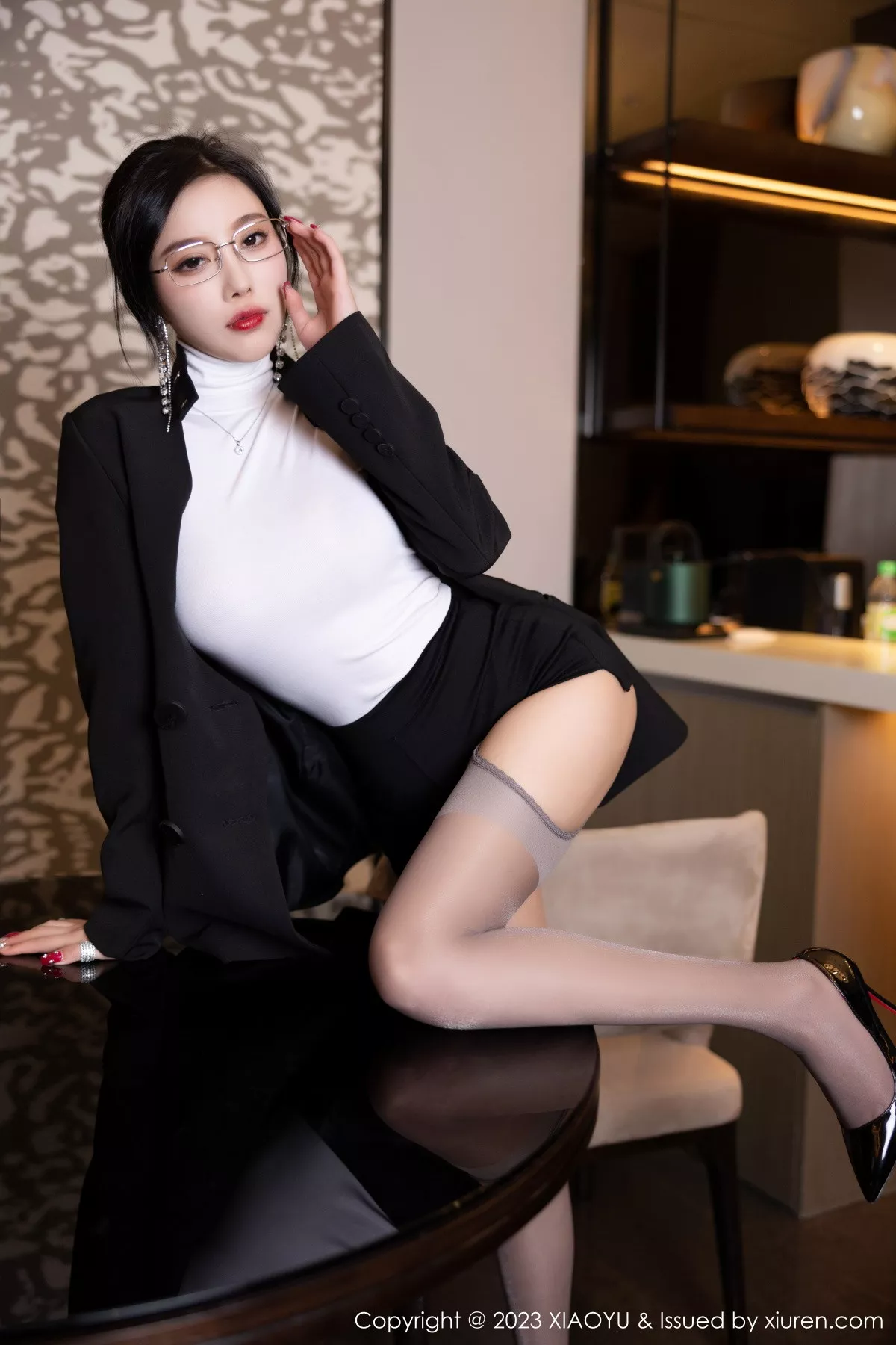 秀人集.com_[XiaoYu画语界]Vol.951_女神杨晨晨Yome白色半透紧身衣配灰丝吊袜秀丰满身材诱惑写真86P