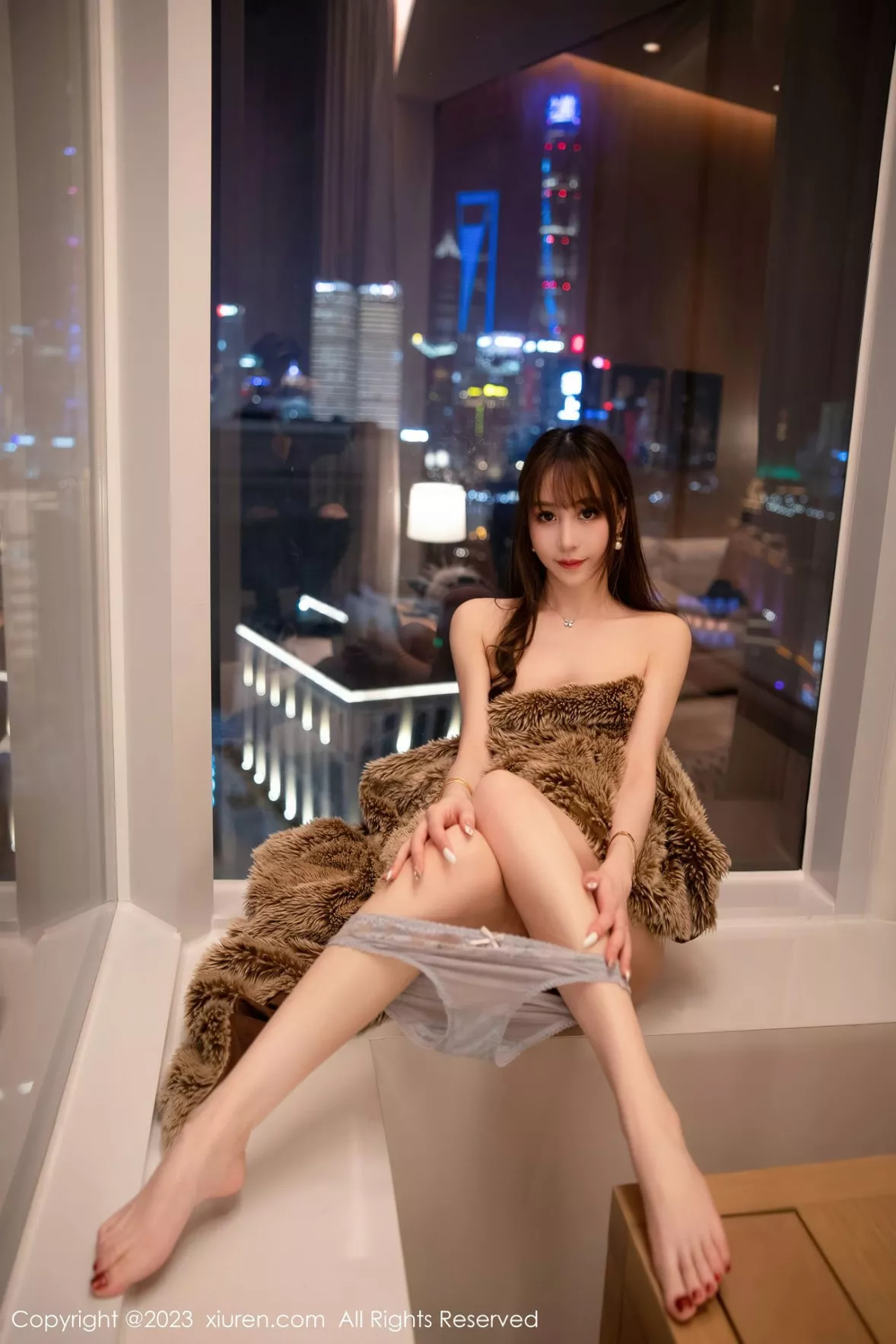 秀人集.com_[XiuRen秀人网]No.6184_模特水水er性感银灰色短款上衣配灰色短裙秀曼妙身姿迷人写真82P