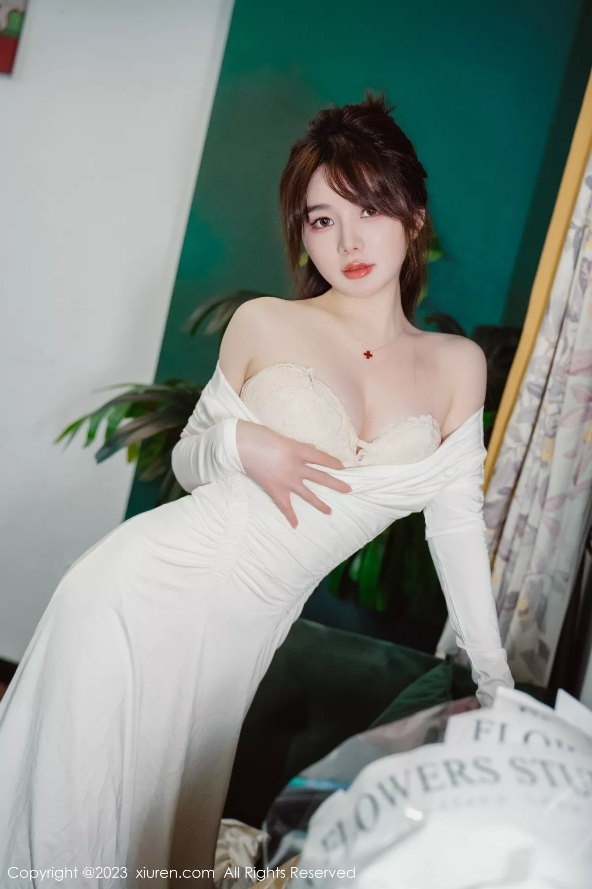 秀人集.com_[XiuRen秀人网]No.6182_模特婠婠么脱白色连衣长裙露蕾丝内衣配开档白丝迷人诱惑写真79P