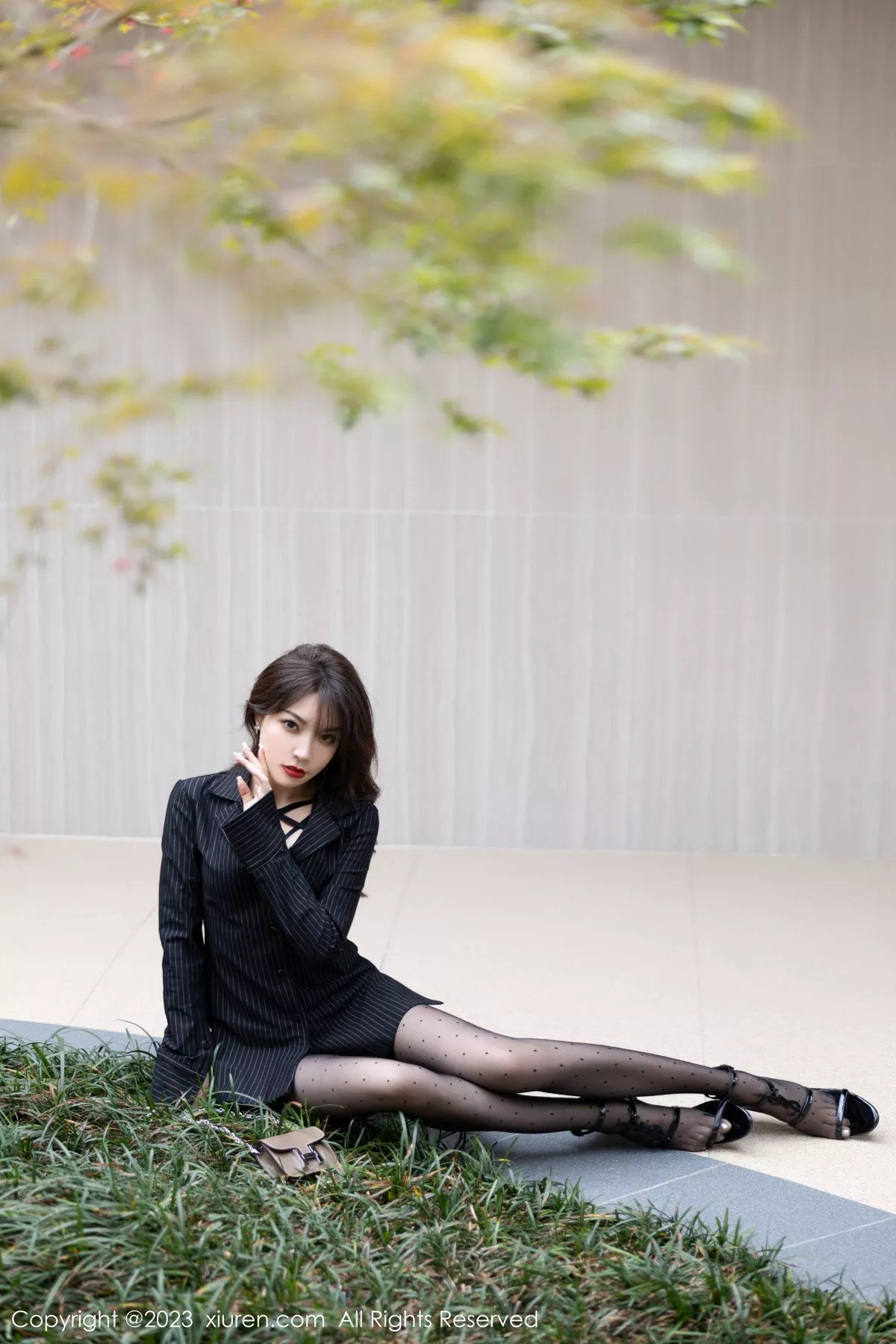 秀人集.com_[XiuRen秀人网]No.6191_女神徐莉芝Booty黑色条纹上衣配圆点黑丝秀曼妙身姿诱惑写真92P