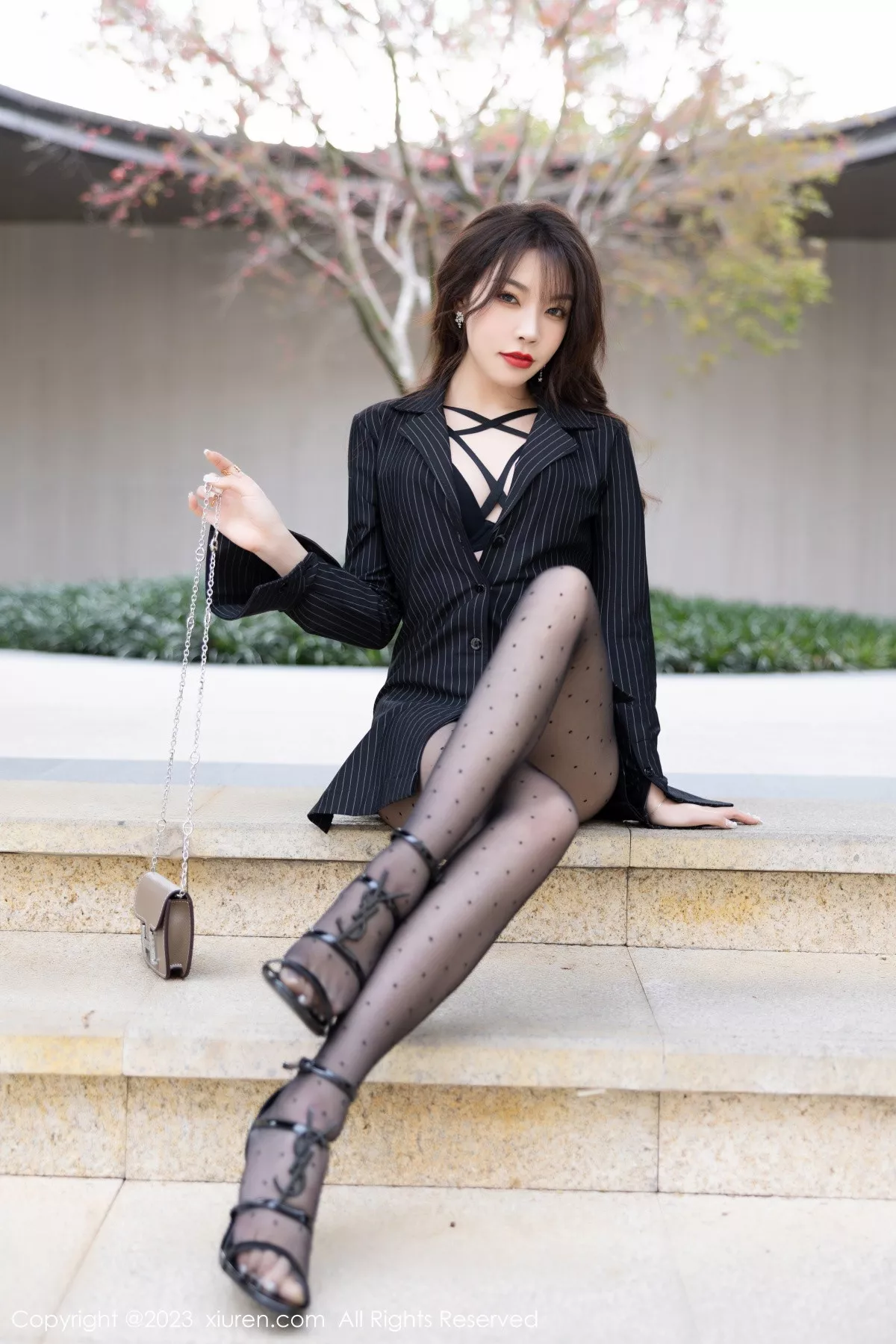 秀人集.com_[XiuRen秀人网]No.6191_女神徐莉芝Booty黑色条纹上衣配圆点黑丝秀曼妙身姿诱惑写真92P