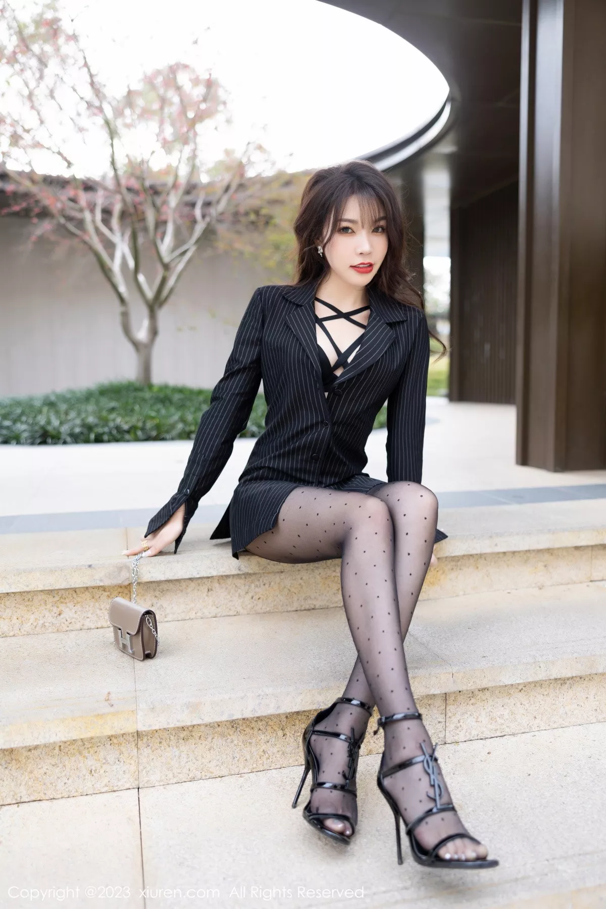 秀人集.com_[XiuRen秀人网]No.6191_女神徐莉芝Booty黑色条纹上衣配圆点黑丝秀曼妙身姿诱惑写真92P