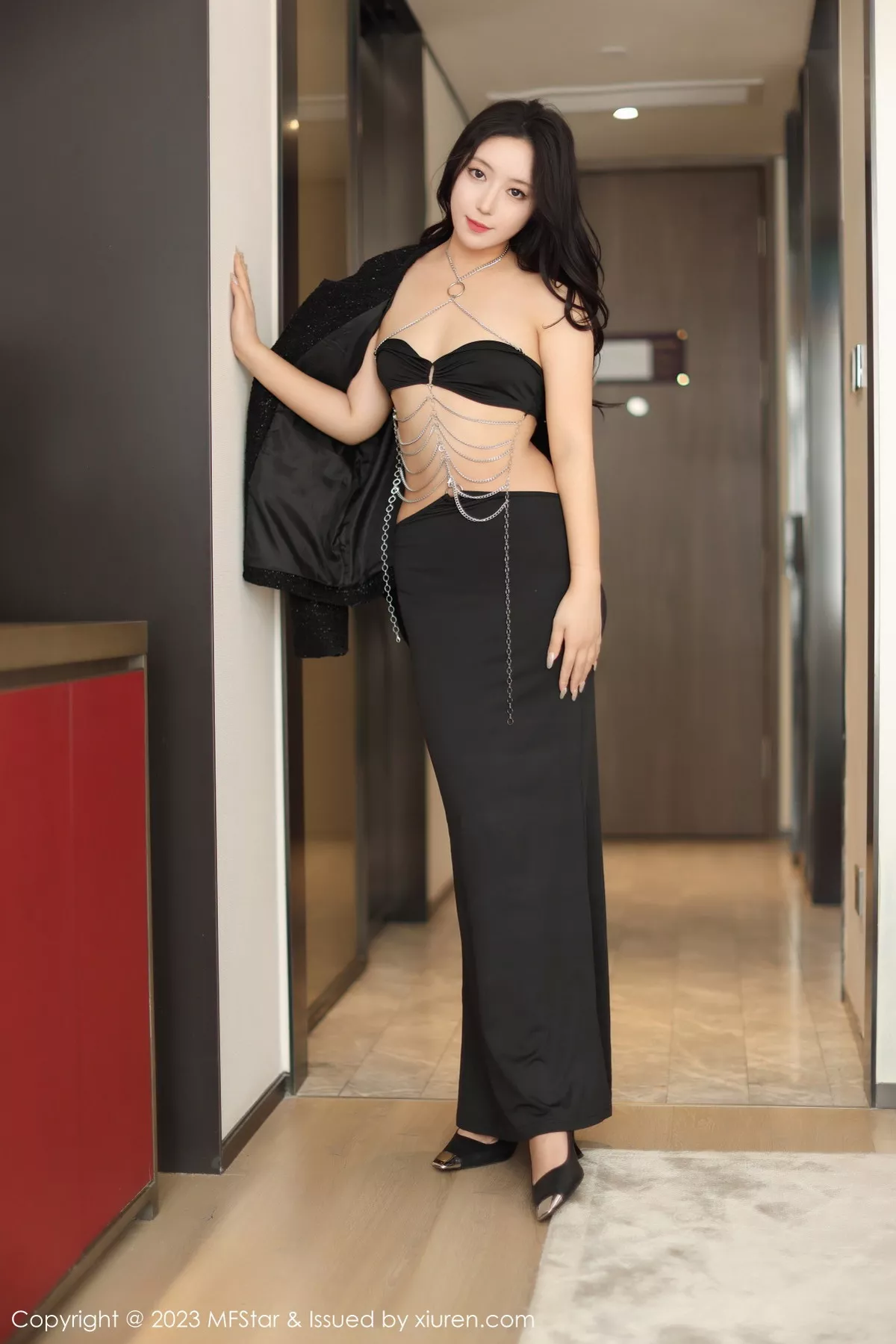 秀人集.com_[MFStar模范学院]Vol.583_模特露露luncy性感黑色服饰配黑色长裙秀丰腴身姿迷人诱惑写真73P