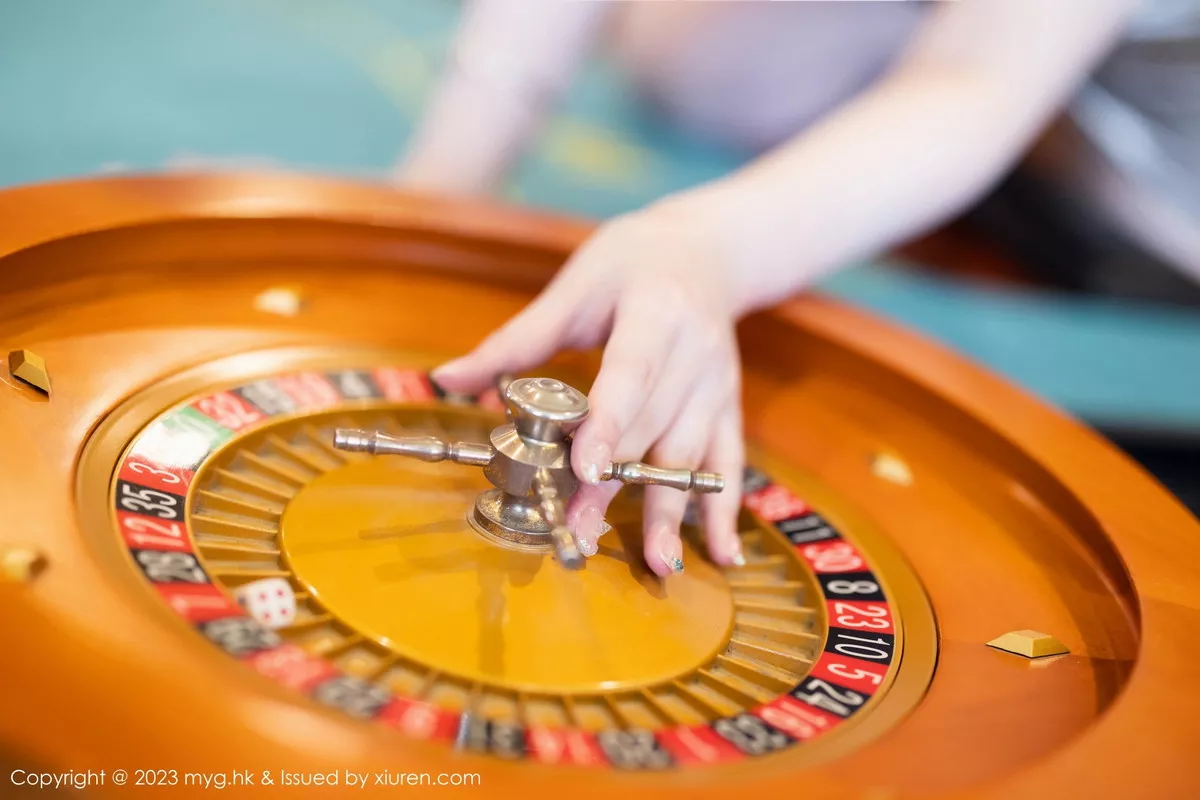 秀人集.com_[MyGirl美媛馆]Vol.646_模特糯美子MINIbabe澳门旅拍暗金色吊带裙秀豪乳翘臀诱惑写真60P