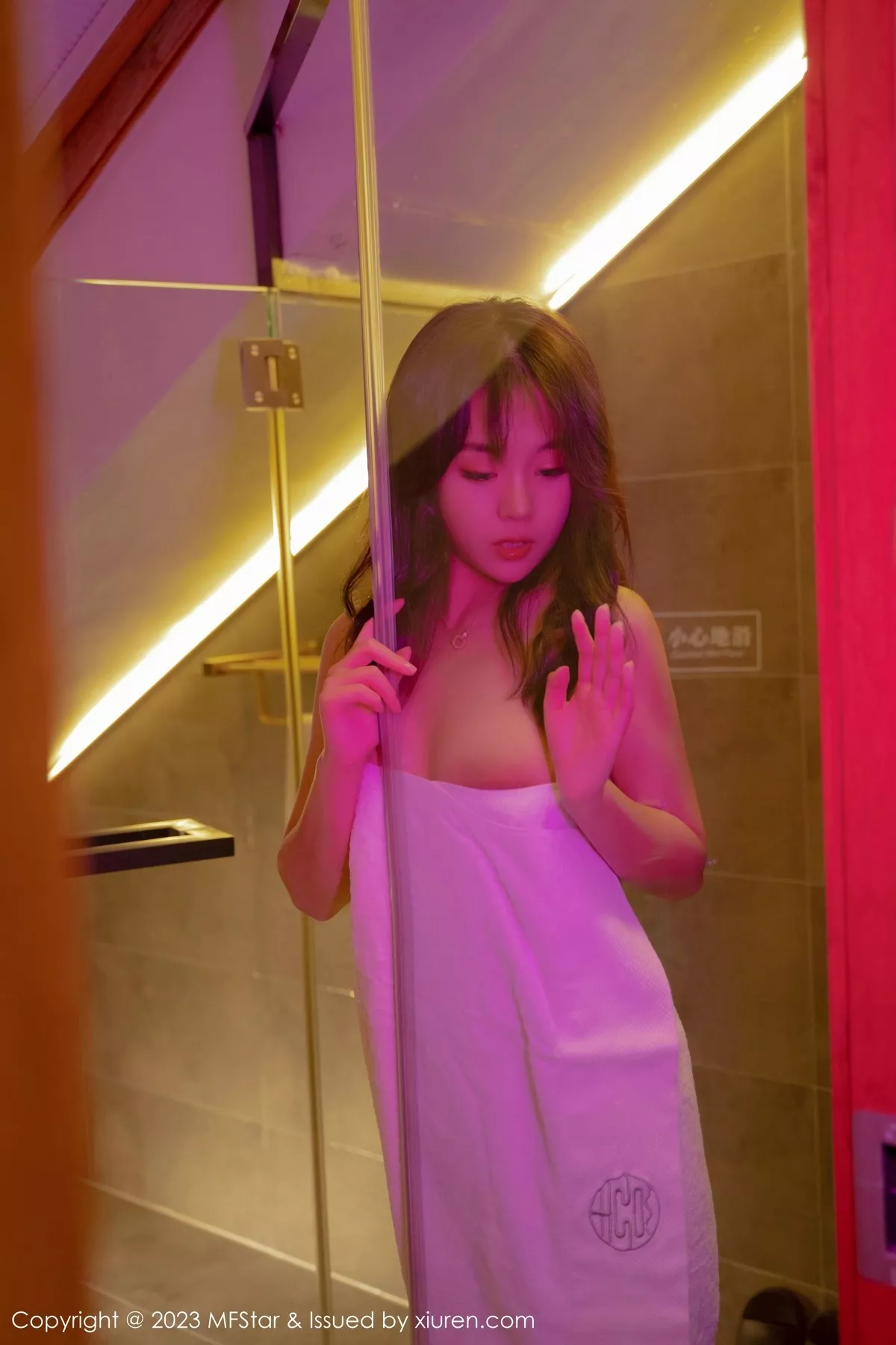 秀人集.com_[MFStar模范学院]Vol.590_新人模特小樱花baby沐浴后出镜白色浴袍秀丰满身材诱惑写真50P