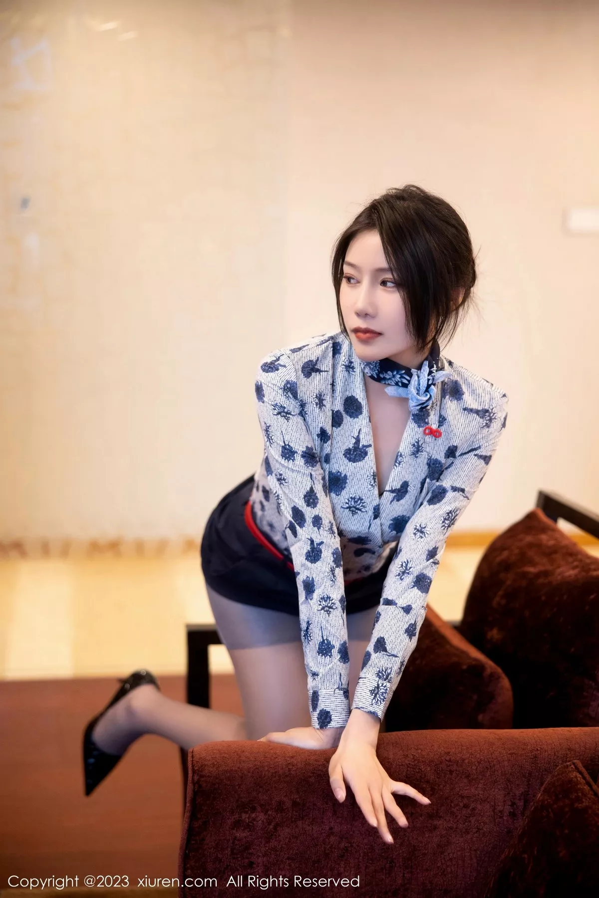 秀人集.com_[XiuRen秀人网]No.6338_新人模特王楚璇脱空姐制服露黑色蕾丝内衣配超薄灰丝诱惑写真56P