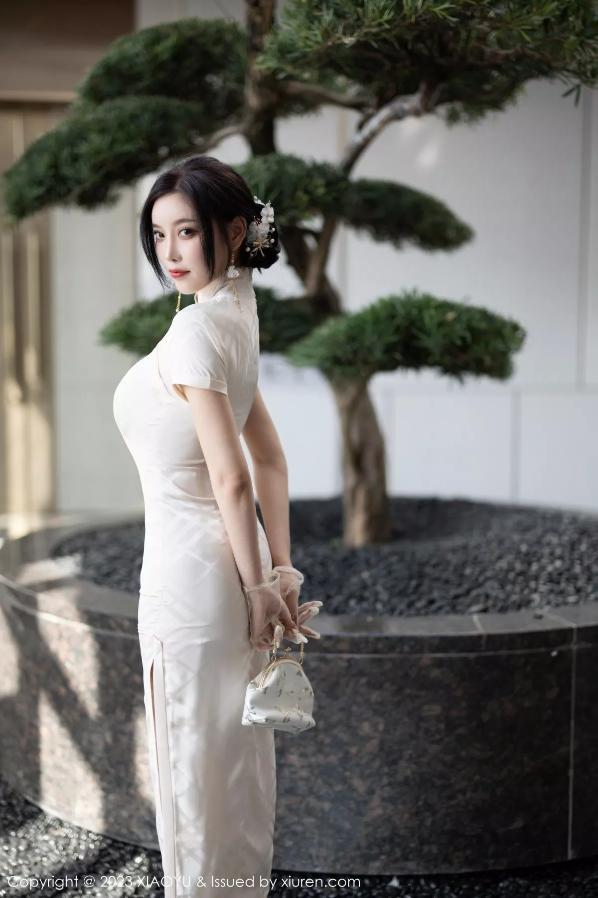 秀人集.com_[XiaoYu画语界]Vol.978_女神杨晨晨Yome性感白色典雅旗袍配白丝袜秀丰腴身材诱惑写真85P