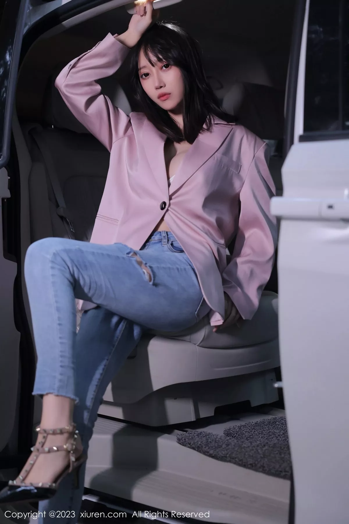 秀人集.com_[XiuRen秀人网]No.6355_模特玥儿玥er万宁旅拍粉灰色上衣配牛仔裤露白色内衣诱惑写真55P