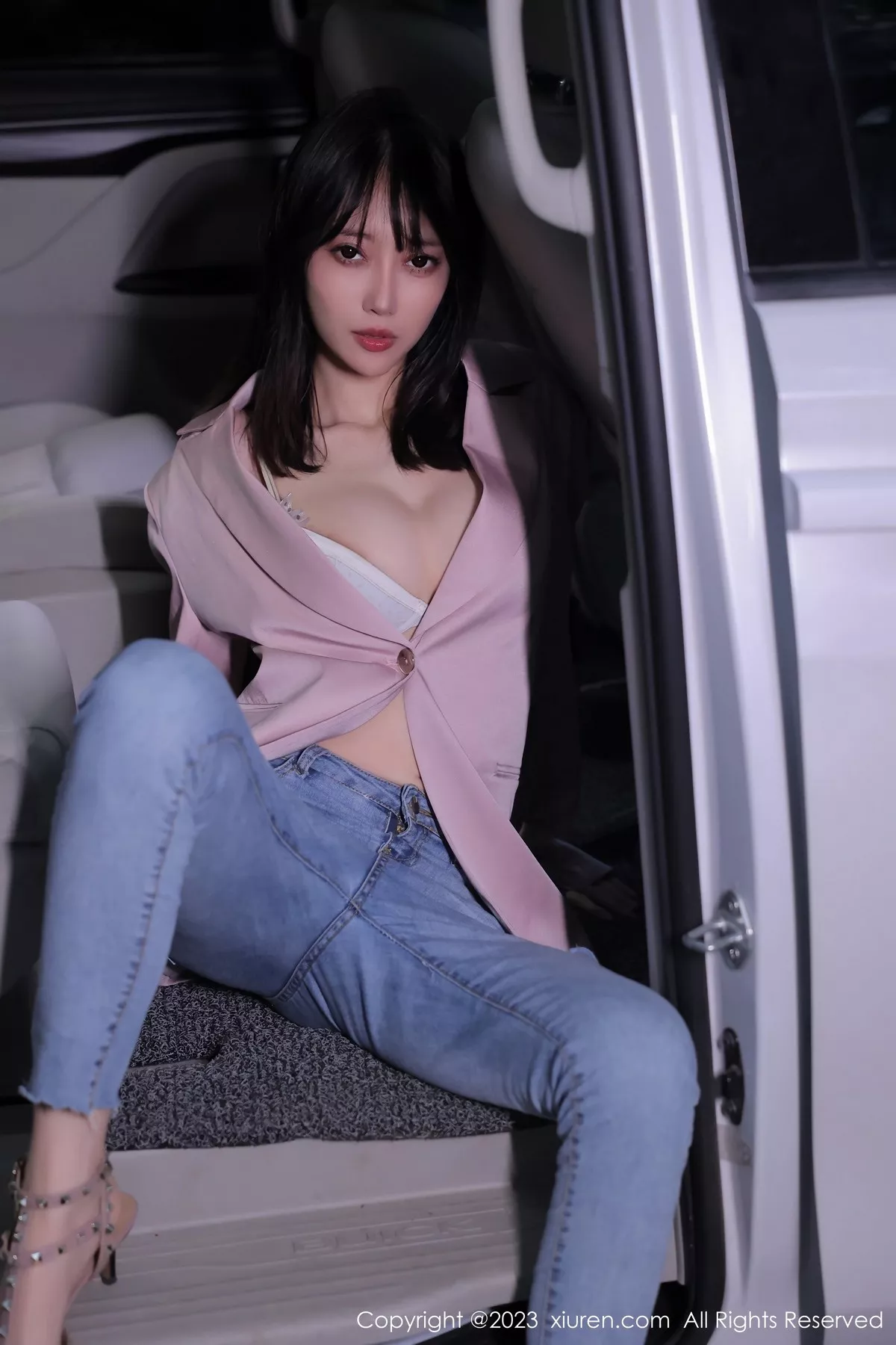 秀人集.com_[XiuRen秀人网]No.6355_模特玥儿玥er万宁旅拍粉灰色上衣配牛仔裤露白色内衣诱惑写真55P