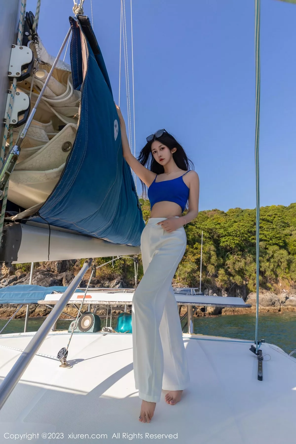 秀人集.com_[XiuRen秀人网]No.6359_模特laura阿姣蓝色短款上衣配白色长裤半脱秀丰满身材诱惑写真68P