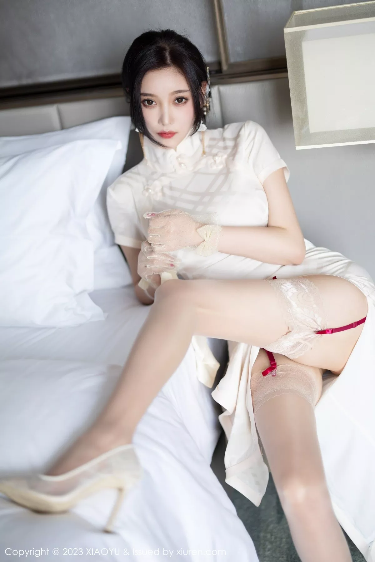 秀人集.com_[XiaoYu画语界]Vol.978_女神杨晨晨Yome性感白色典雅旗袍配白丝袜秀丰腴身材诱惑写真85P