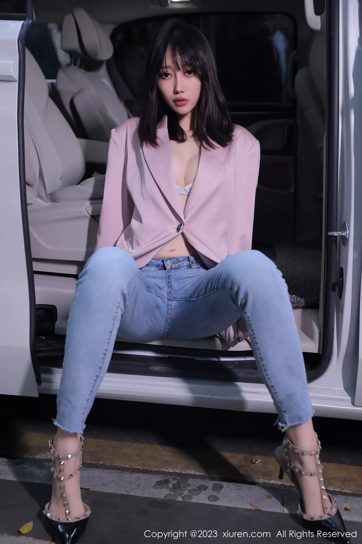 秀人集.com_[XiuRen秀人网]No.6355_模特玥儿玥er万宁旅拍粉灰色上衣配牛仔裤露白色内衣诱惑写真55P