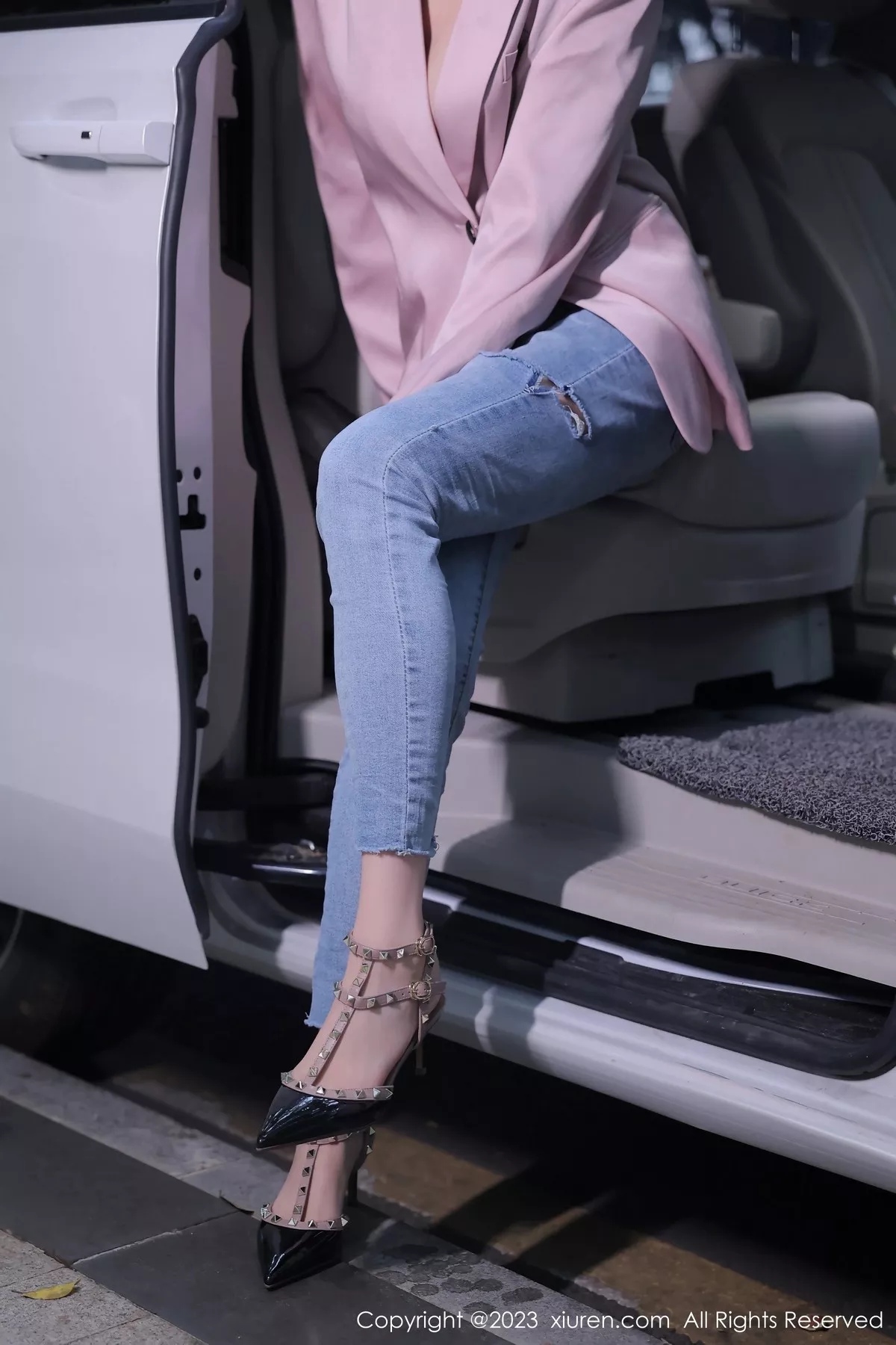 秀人集.com_[XiuRen秀人网]No.6355_模特玥儿玥er万宁旅拍粉灰色上衣配牛仔裤露白色内衣诱惑写真55P