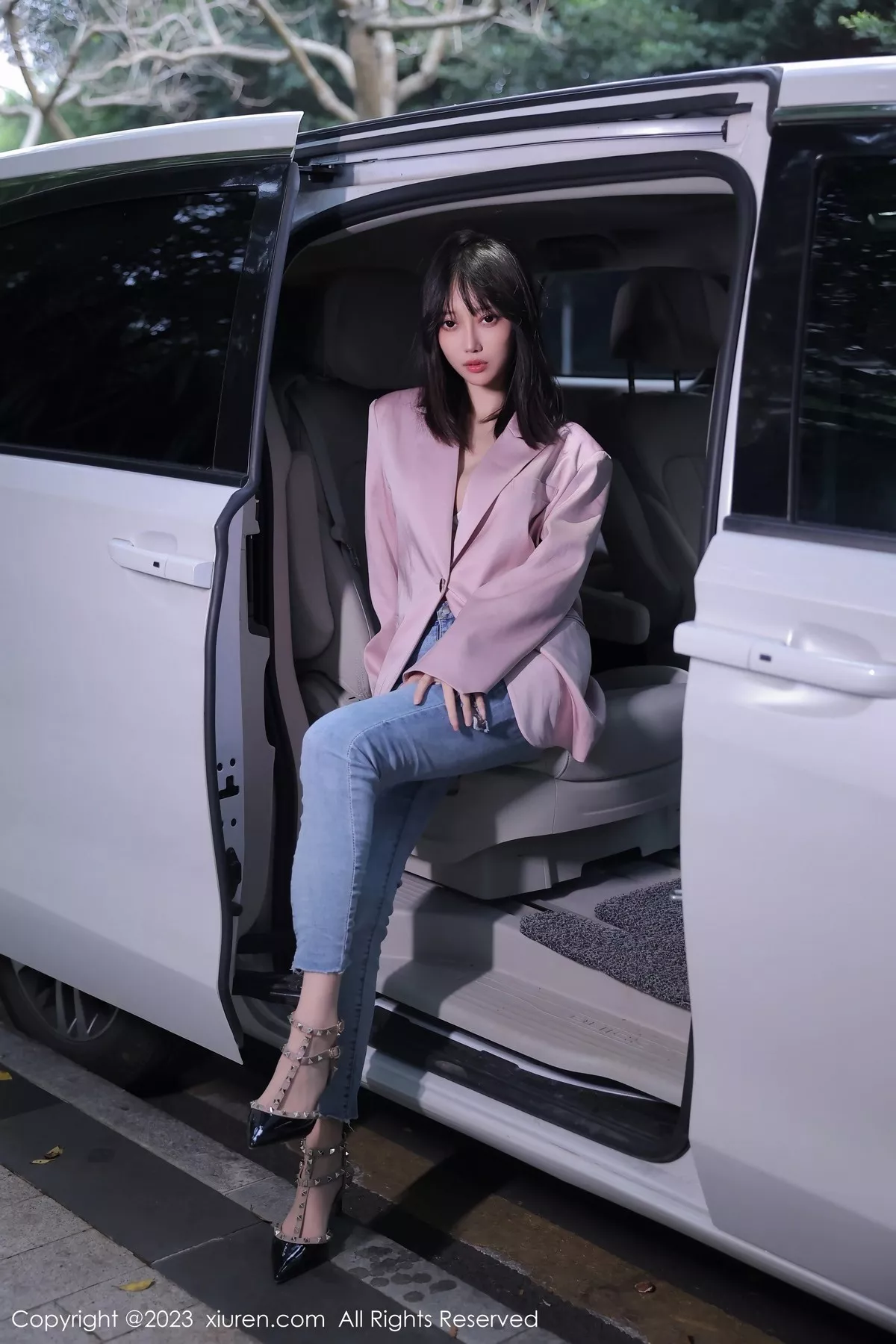 秀人集.com_[XiuRen秀人网]No.6355_模特玥儿玥er万宁旅拍粉灰色上衣配牛仔裤露白色内衣诱惑写真55P