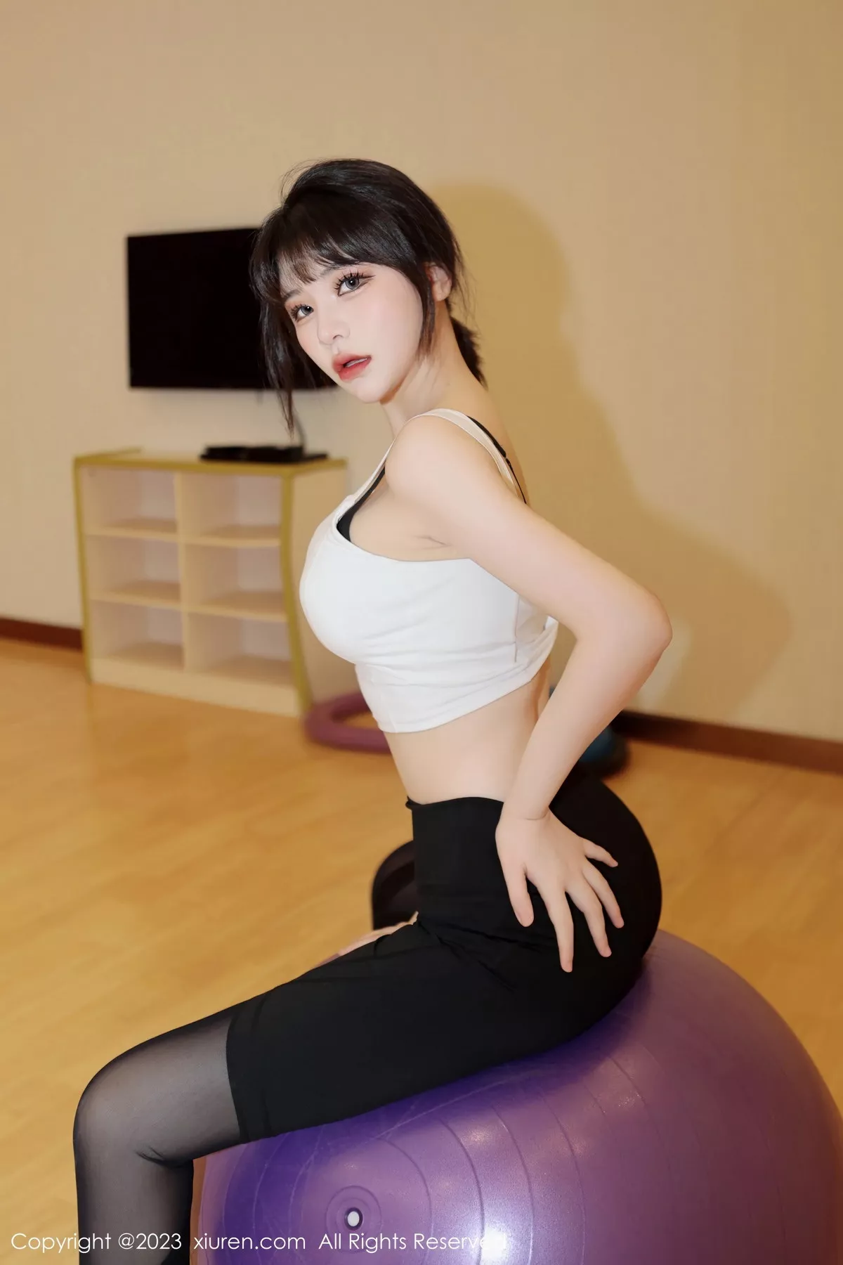 秀人集.com_[XiuRen秀人网]No.6289_模特桃桃子白色短款上衣配瑜伽裤半脱露性感内衣完美诱惑写真80P