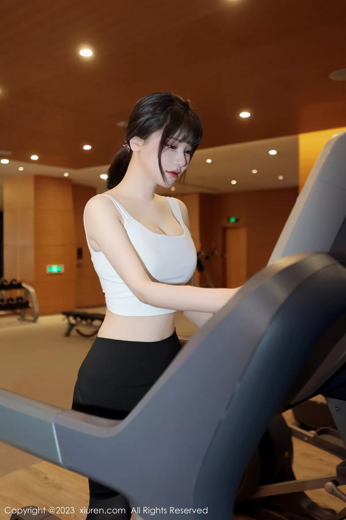 秀人集.com_[XiuRen秀人网]No.6289_模特桃桃子白色短款上衣配瑜伽裤半脱露性感内衣完美诱惑写真80P