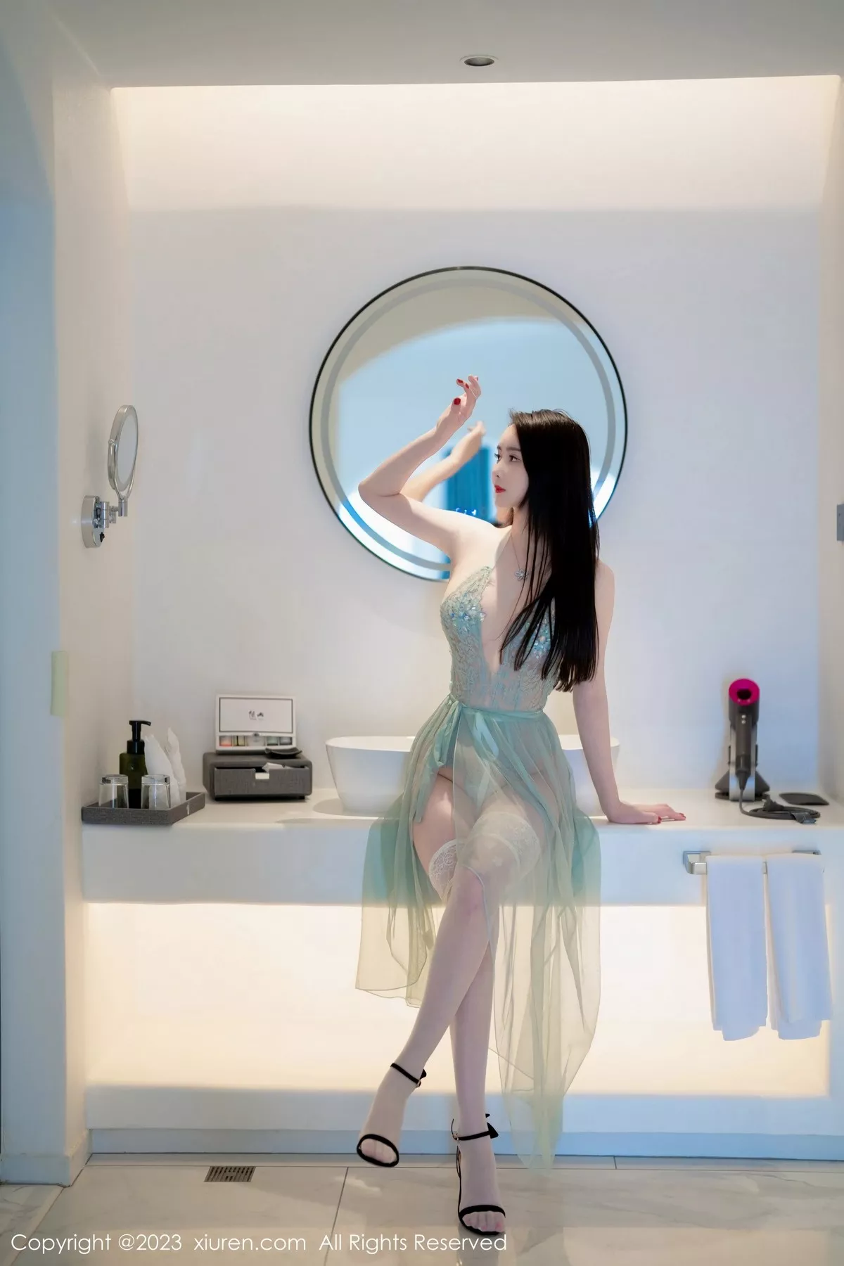 秀人集.com_[XiuRen秀人网]No.6371_模特Summer宝宝浅绿灰色轻透蕾丝连衣长裙秀曼妙身姿诱惑写真60P