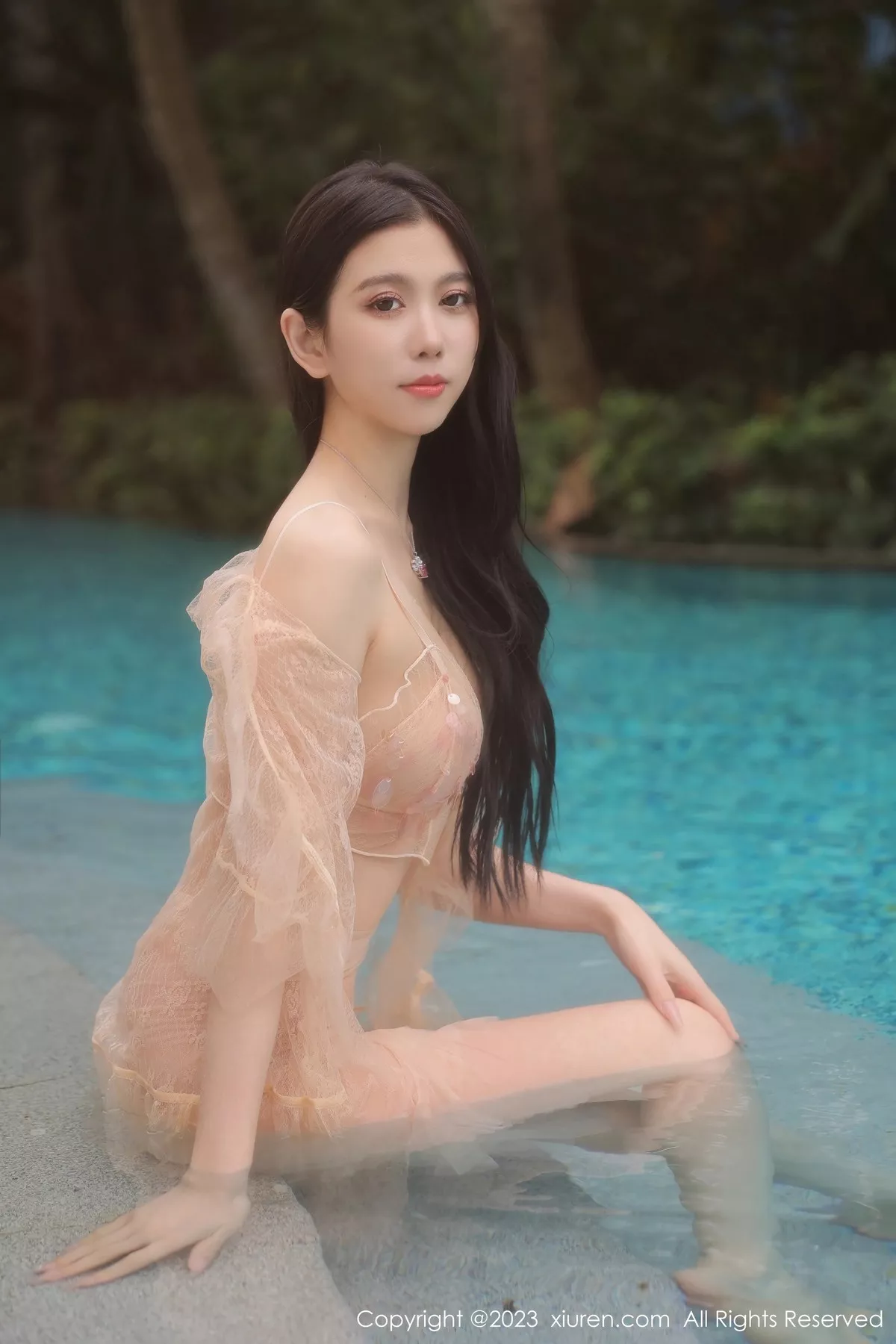 秀人集.com_[XiuRen秀人网]No.6370_模特李雅柔泳池场景性感浅色薄透连衣长裙秀完美身材诱惑写真55P
