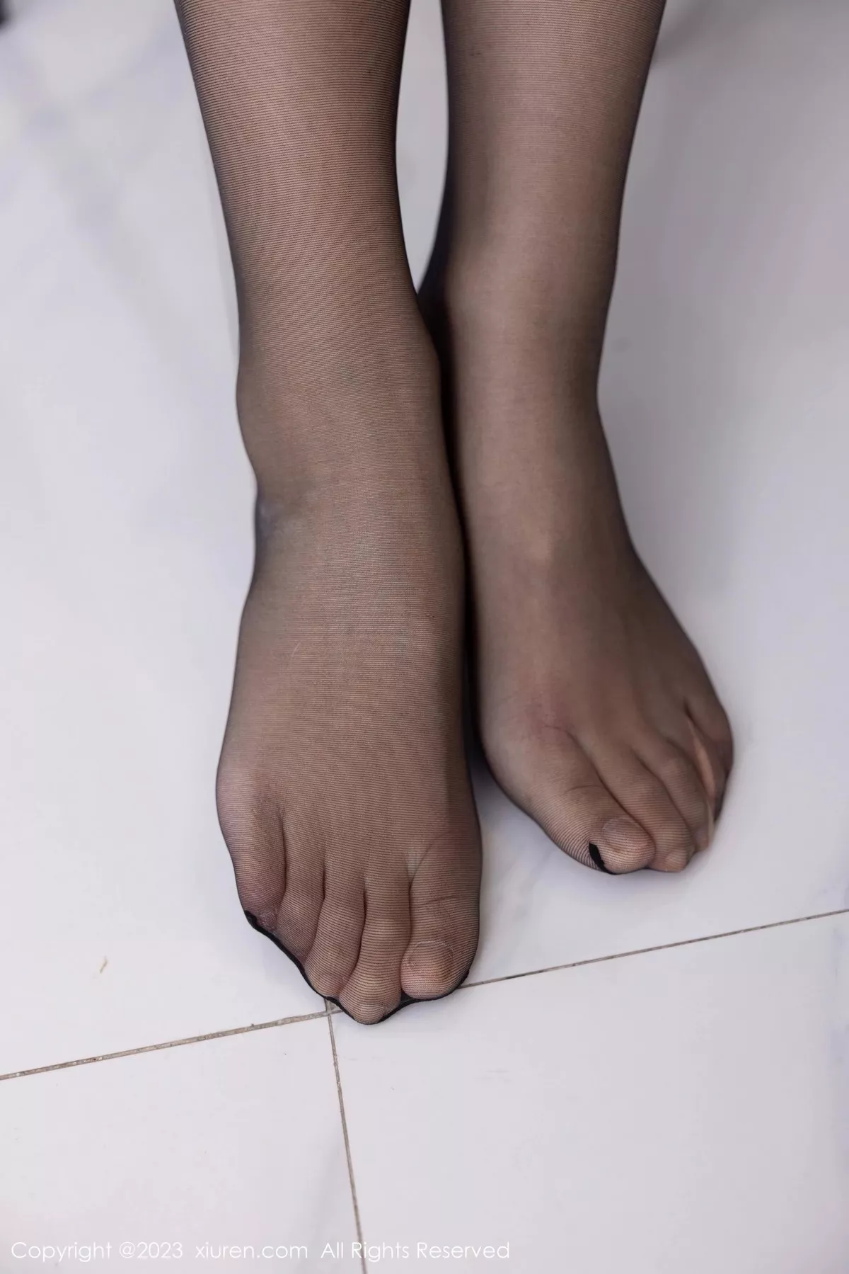 秀人集.com_[XiuRen秀人网]No.6374_模特可乐Vicky性感蓝紫色吊带短裙配超薄黑丝秀美腿诱惑写真60P