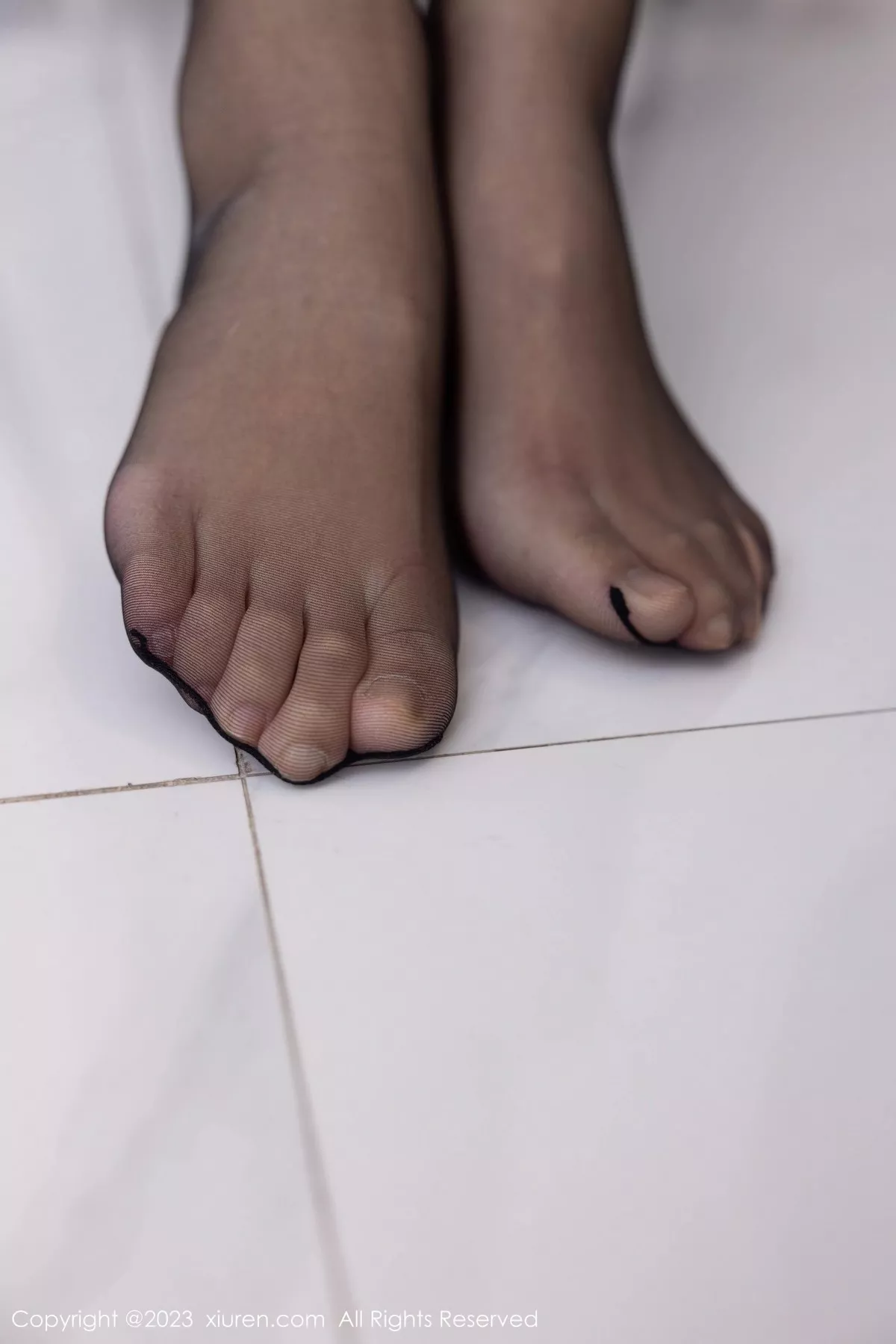 秀人集.com_[XiuRen秀人网]No.6374_模特可乐Vicky性感蓝紫色吊带短裙配超薄黑丝秀美腿诱惑写真60P