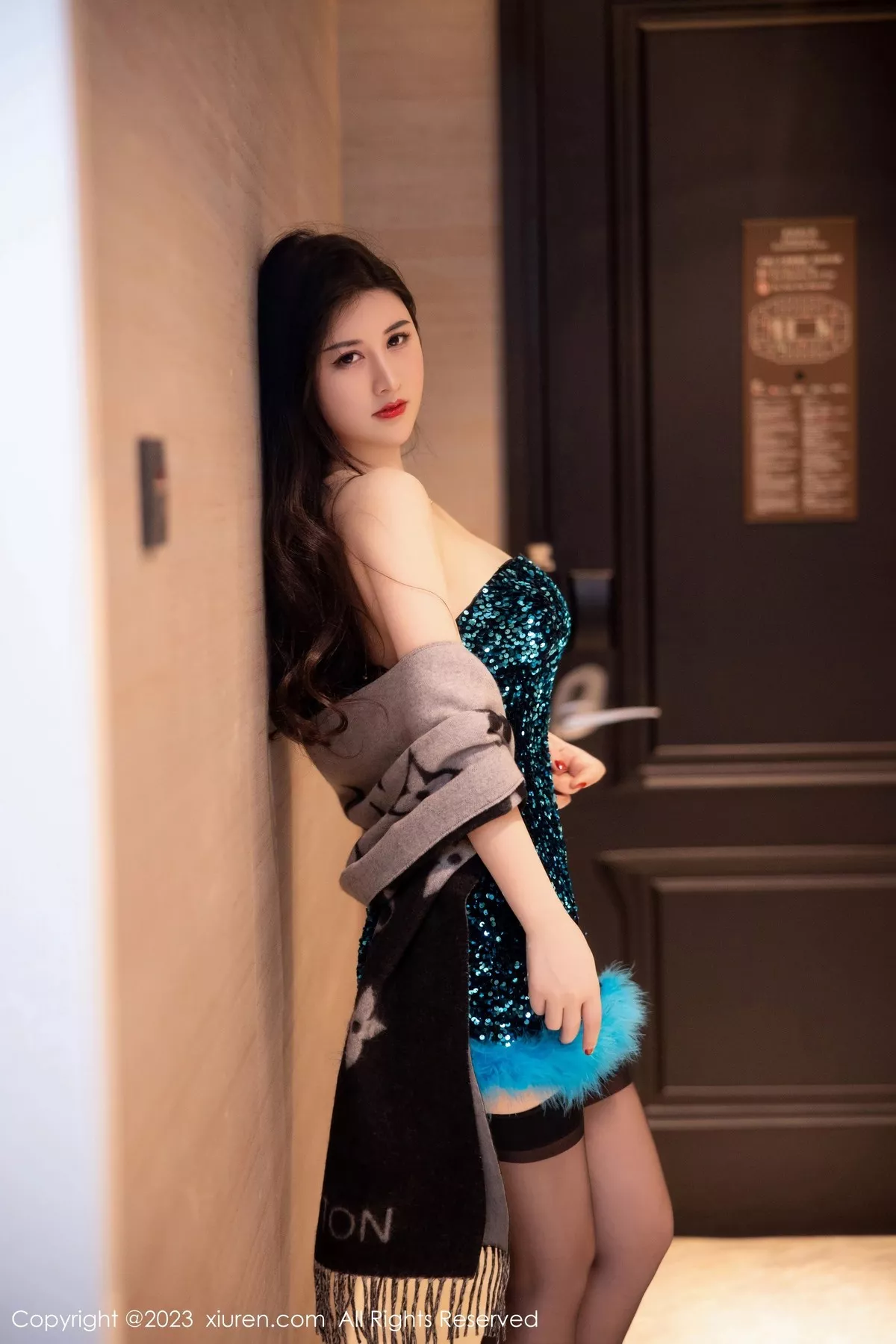 秀人集.com_[XiuRen秀人网]No.6384_模特诗诗kiki性感蓝黑露肩连衣短裙露黑色蕾丝内衣惹火诱惑写真86P