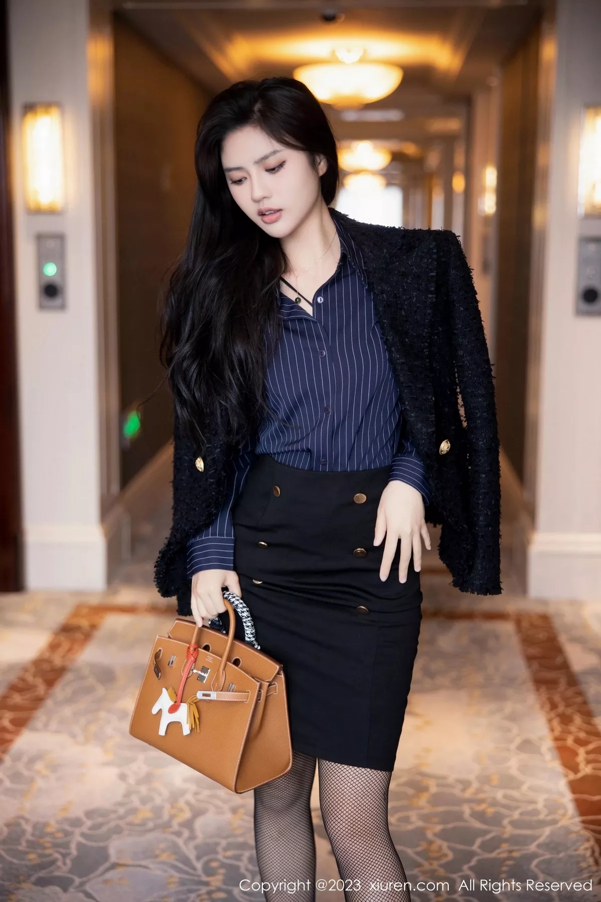 秀人集.com_[XiuRen秀人网]No.6391_模特浅浅Danny半脱深蓝色条纹T恤露黑色蕾丝内衣完美诱惑写真80P