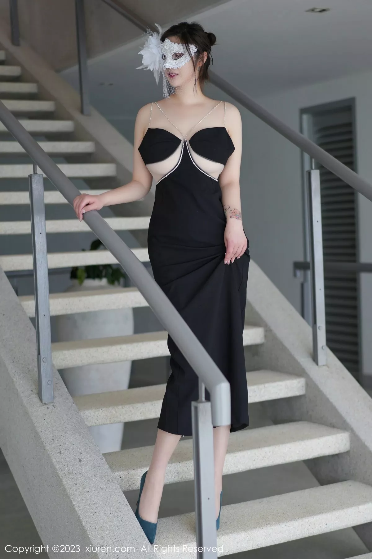 秀人集.com_[XiuRen秀人网]No.6396_女神妲己_Toxic多套服饰拍摄性感服饰秀雪峰美臀撩人诱惑写真65P