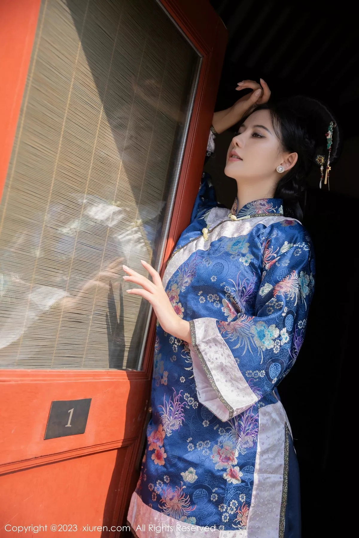 秀人集.com_[XiuRen秀人网]No.6398_模特就是阿朱啊脱宫廷古装露蓝色睡衣秀曼妙绝美身姿诱惑写真86P