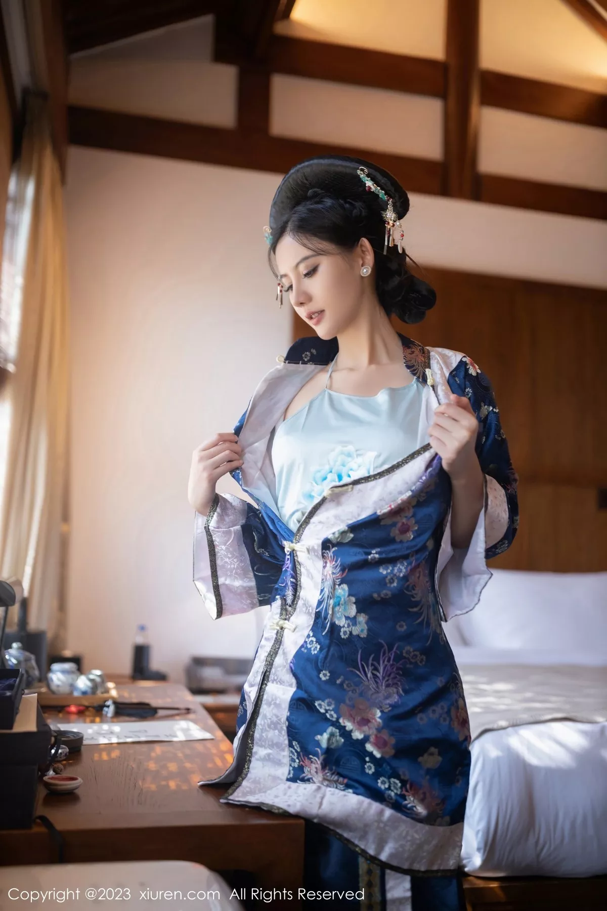 秀人集.com_[XiuRen秀人网]No.6398_模特就是阿朱啊脱宫廷古装露蓝色睡衣秀曼妙绝美身姿诱惑写真86P