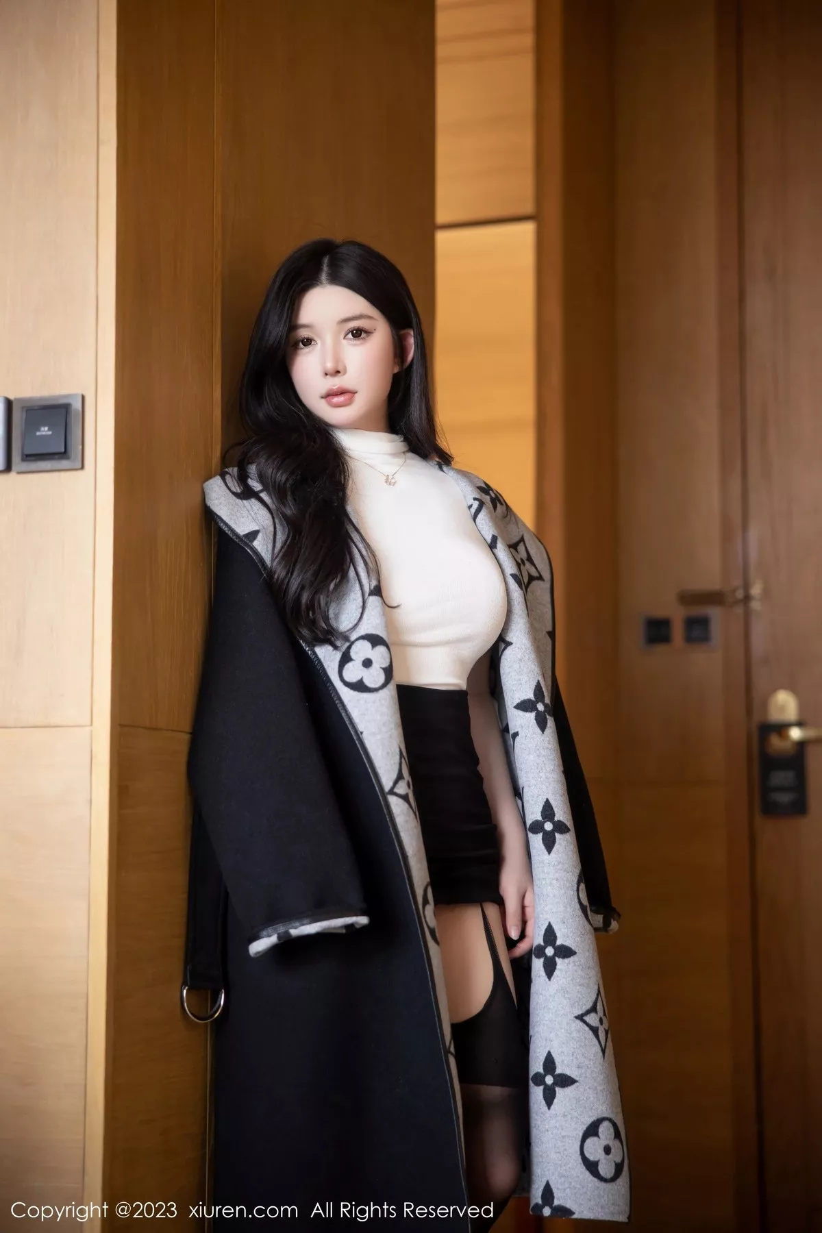 秀人集.com_[XiuRen秀人网]No.6394_模特林珊珊白色轻透上衣配黑短裙魅惑黑丝秀曼妙身姿迷人写真103P