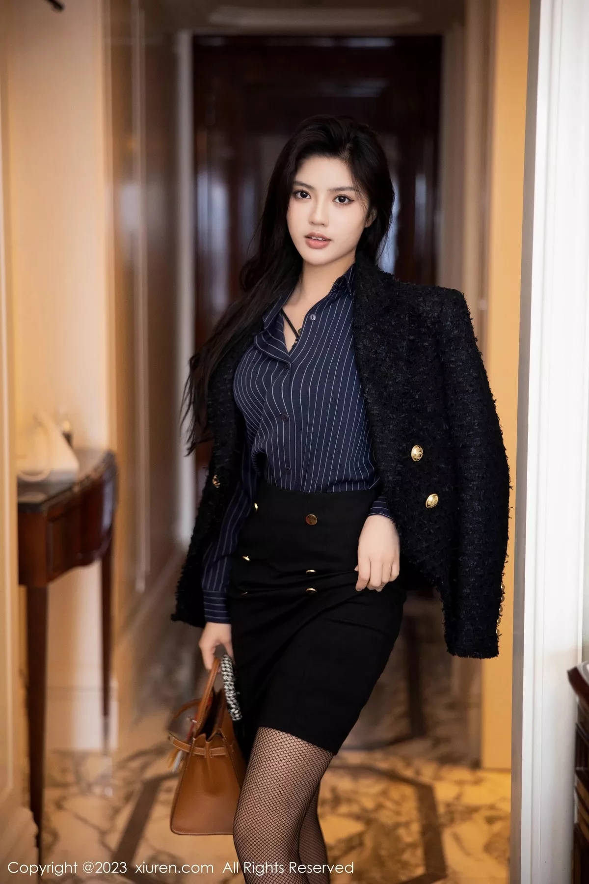 秀人集.com_[XiuRen秀人网]No.6391_模特浅浅Danny半脱深蓝色条纹T恤露黑色蕾丝内衣完美诱惑写真80P