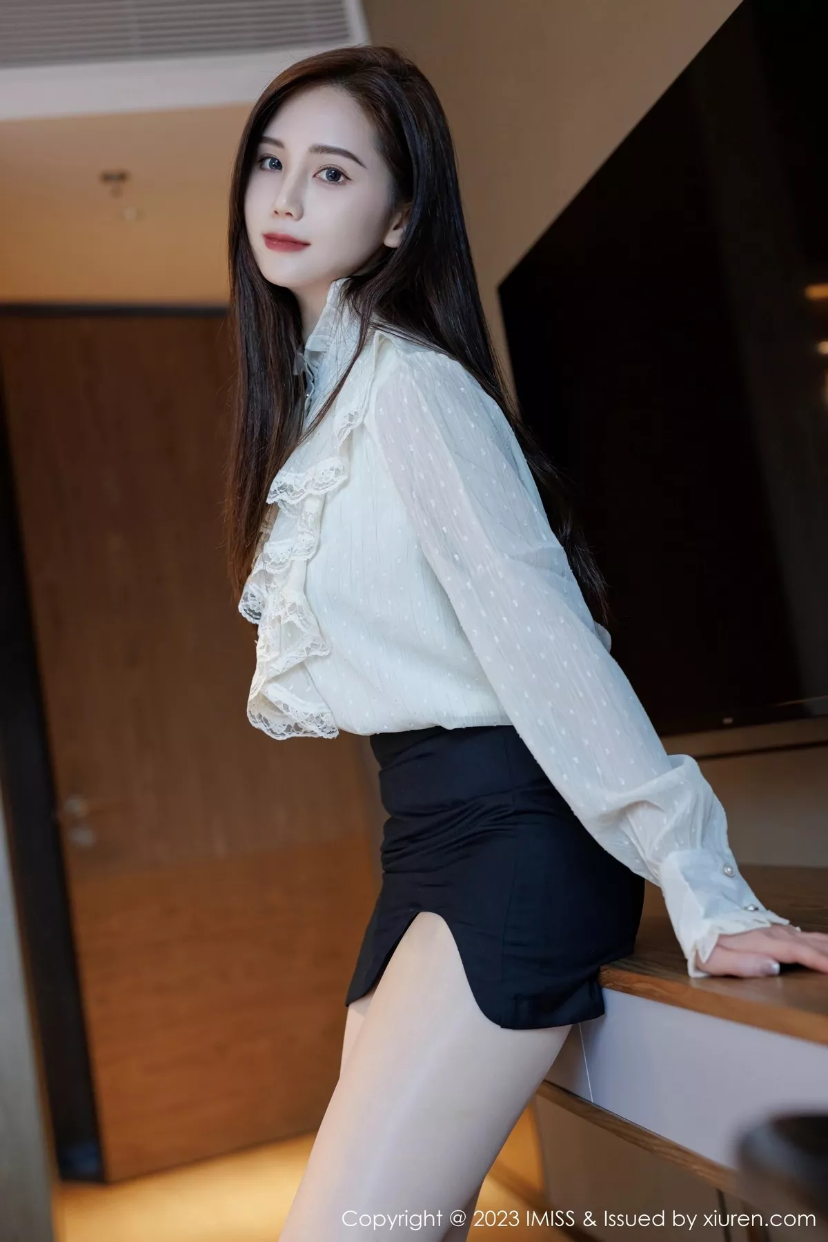 秀人集.com_[IMISS爱蜜社]Vol.722_模特SISY思性感白T配黑短裙露红色内衣配超薄肉丝迷人诱惑写真50P