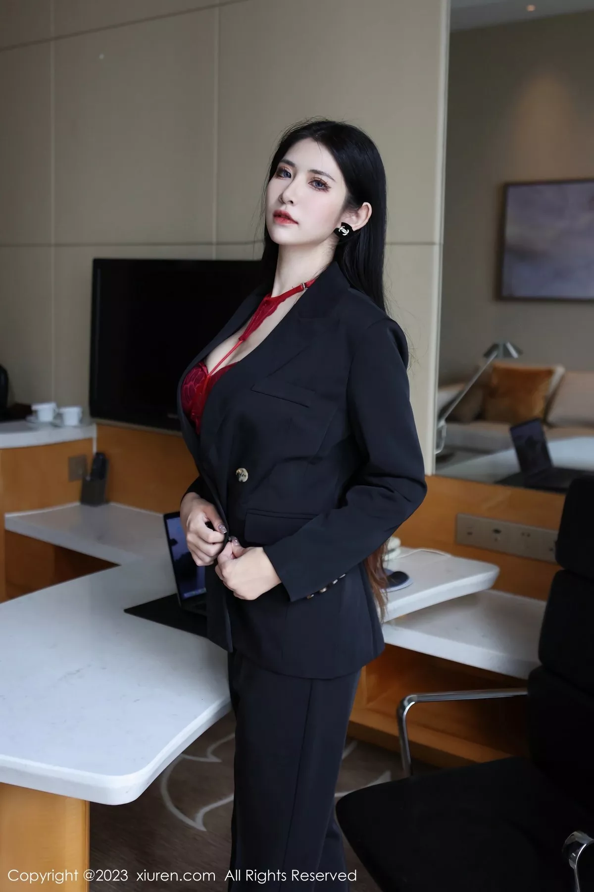 秀人集.com_[XiuRen秀人网]No.6402_新人依娜Yina脱深色西服露红色蕾丝内衣秀曼妙身姿诱惑写真112P