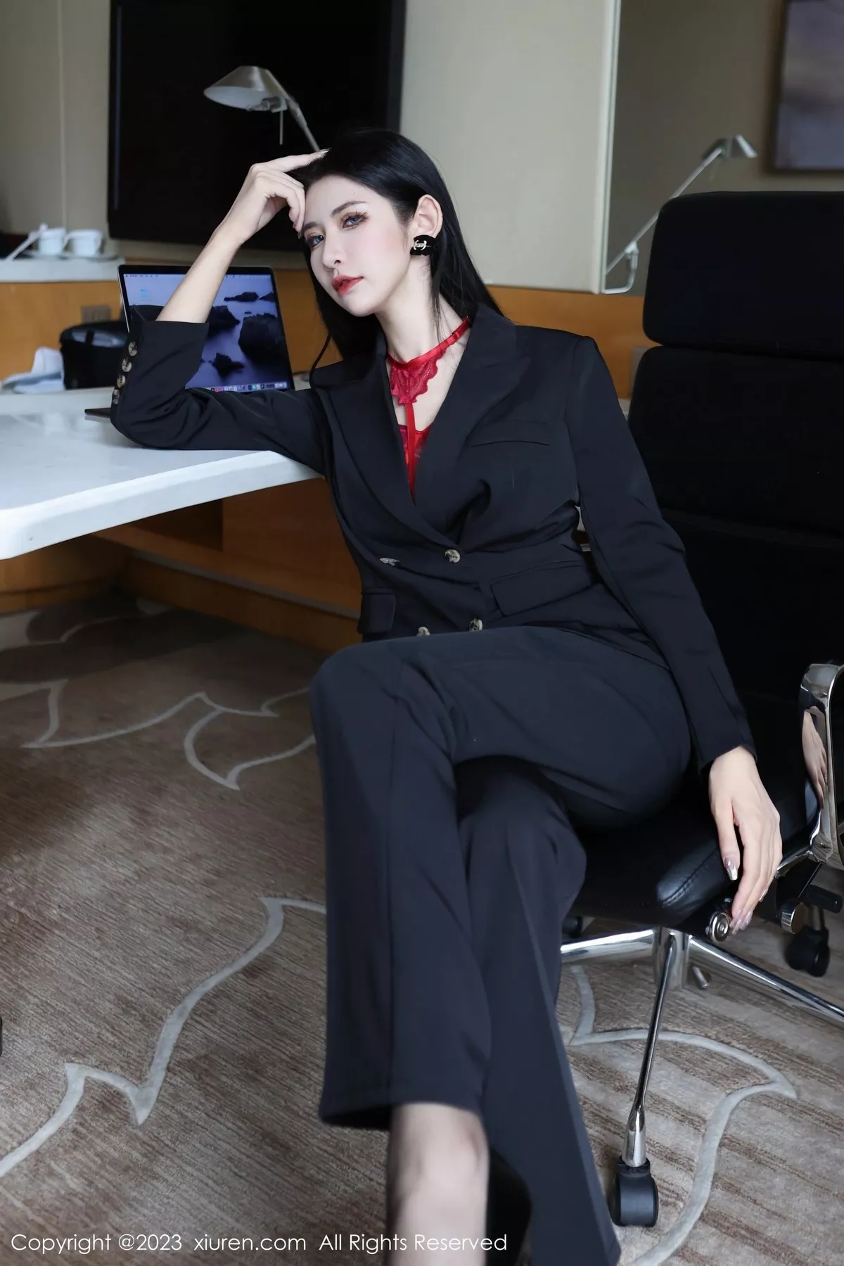 秀人集.com_[XiuRen秀人网]No.6402_新人依娜Yina脱深色西服露红色蕾丝内衣秀曼妙身姿诱惑写真112P