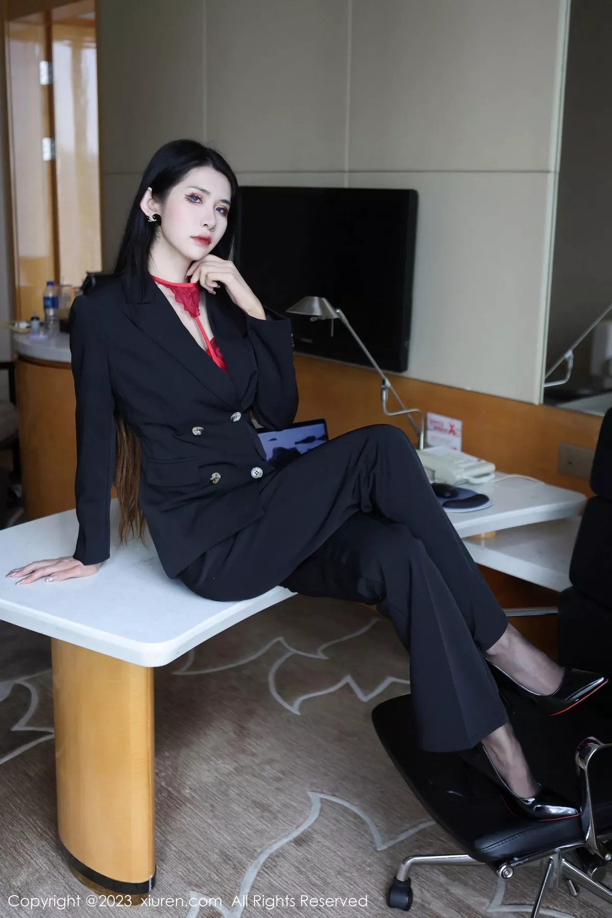 秀人集.com_[XiuRen秀人网]No.6402_新人依娜Yina脱深色西服露红色蕾丝内衣秀曼妙身姿诱惑写真112P