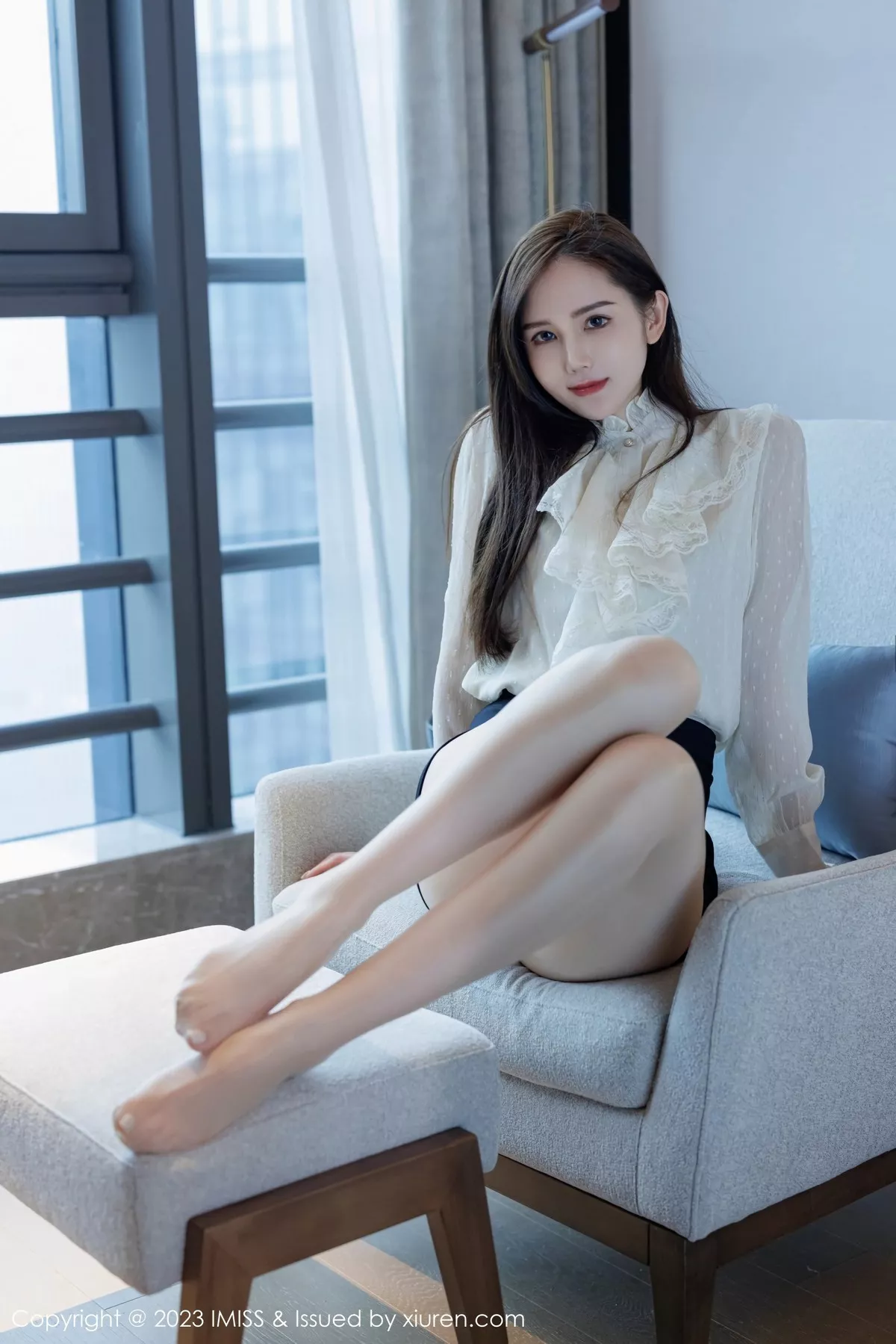 秀人集.com_[IMISS爱蜜社]Vol.722_模特SISY思性感白T配黑短裙露红色内衣配超薄肉丝迷人诱惑写真50P