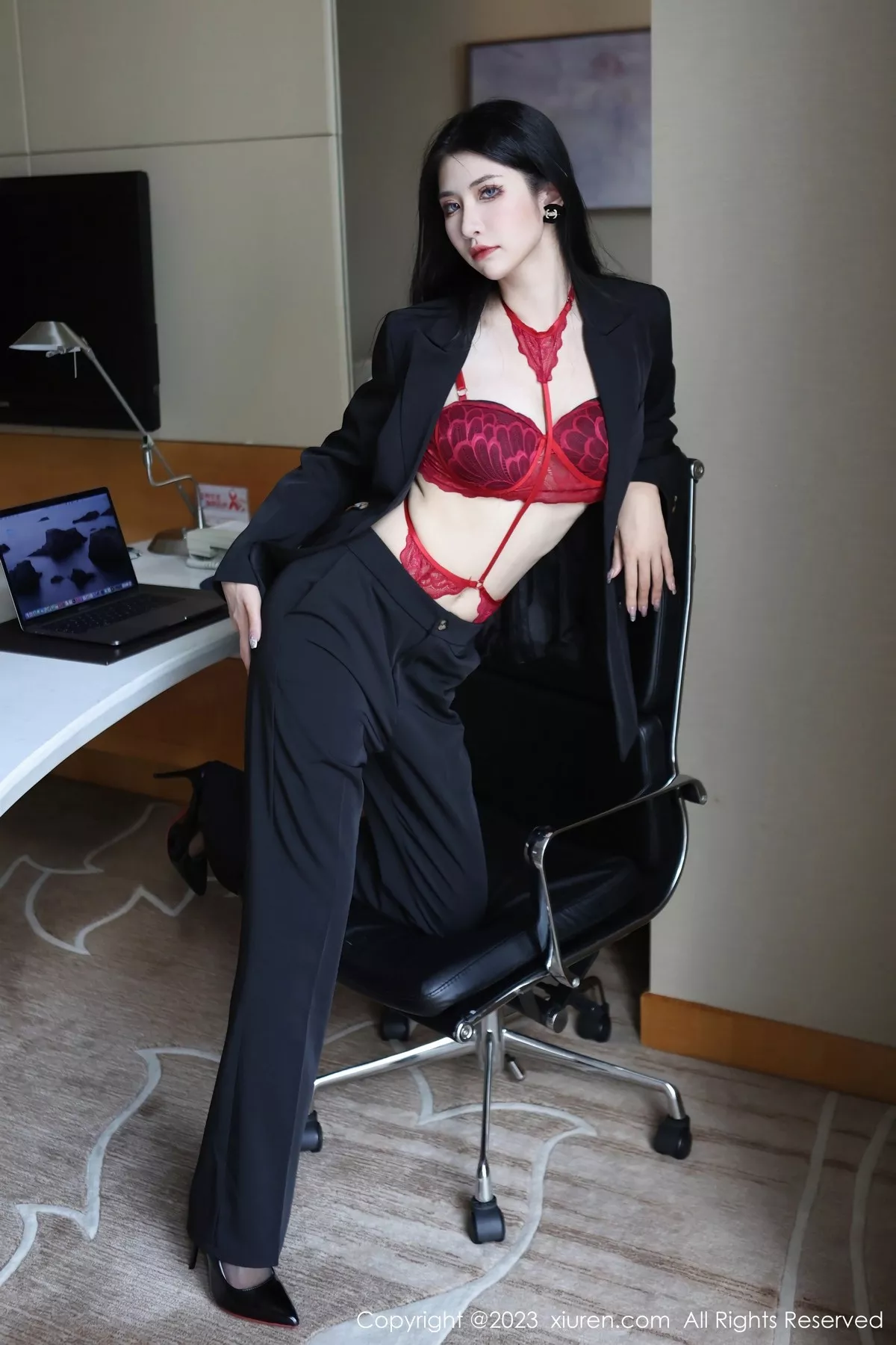 秀人集.com_[XiuRen秀人网]No.6402_新人依娜Yina脱深色西服露红色蕾丝内衣秀曼妙身姿诱惑写真112P
