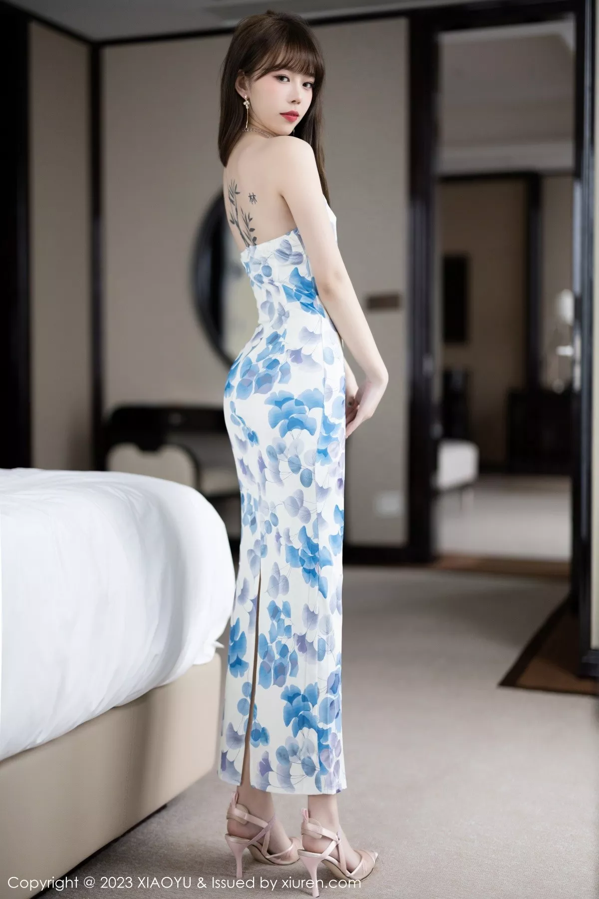 秀人集.com_[XiaoYu画语界]Vol.985_模特奶瓶性感白色图案连衣长裙配开档肉丝露浅色内衣诱惑写真84P