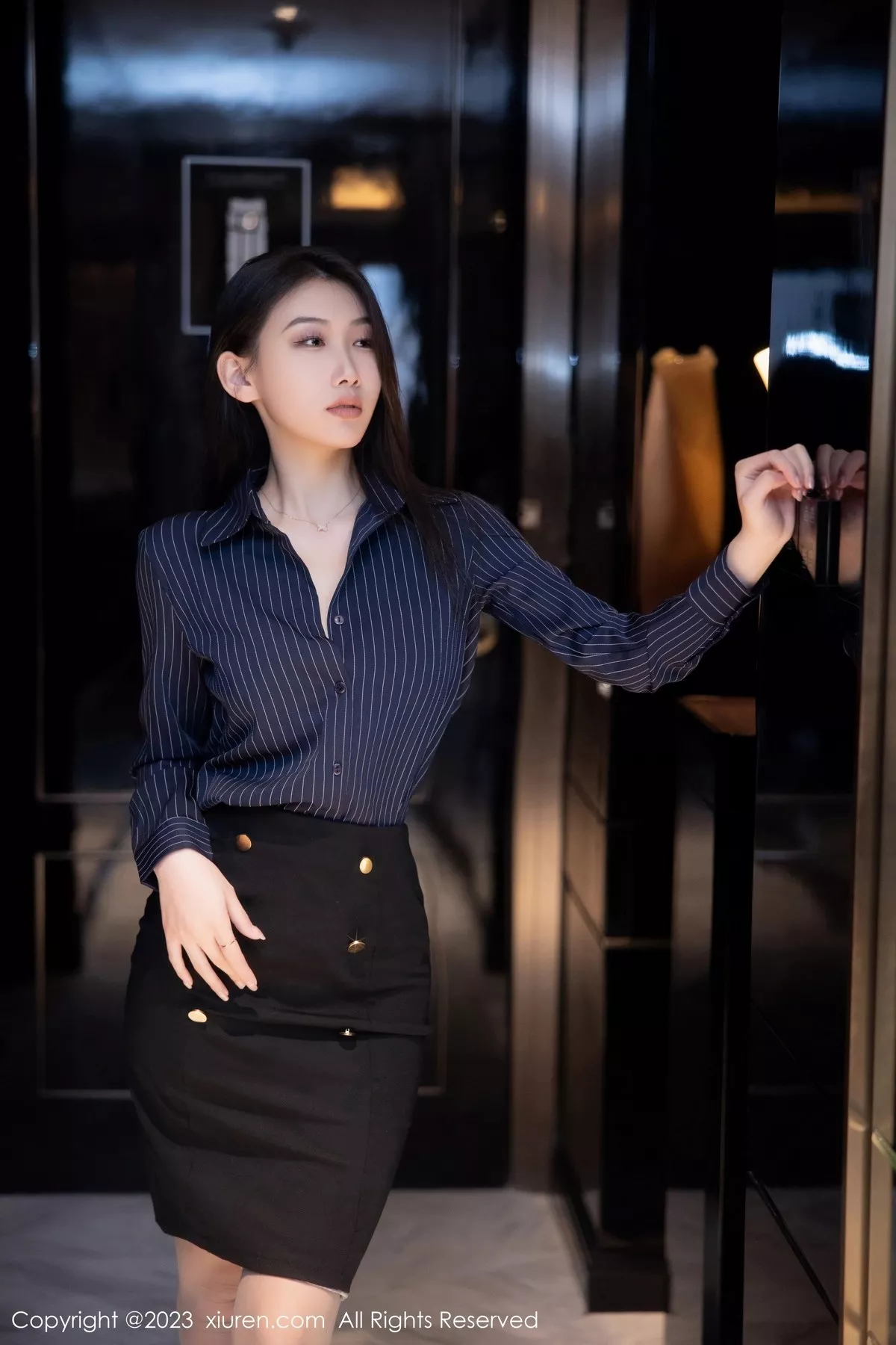 秀人集.com_[XiuRen秀人网]No.6418_模特李佳芮cherie深色条纹服配短裙露黑色蕾丝情趣内衣诱惑写真75P