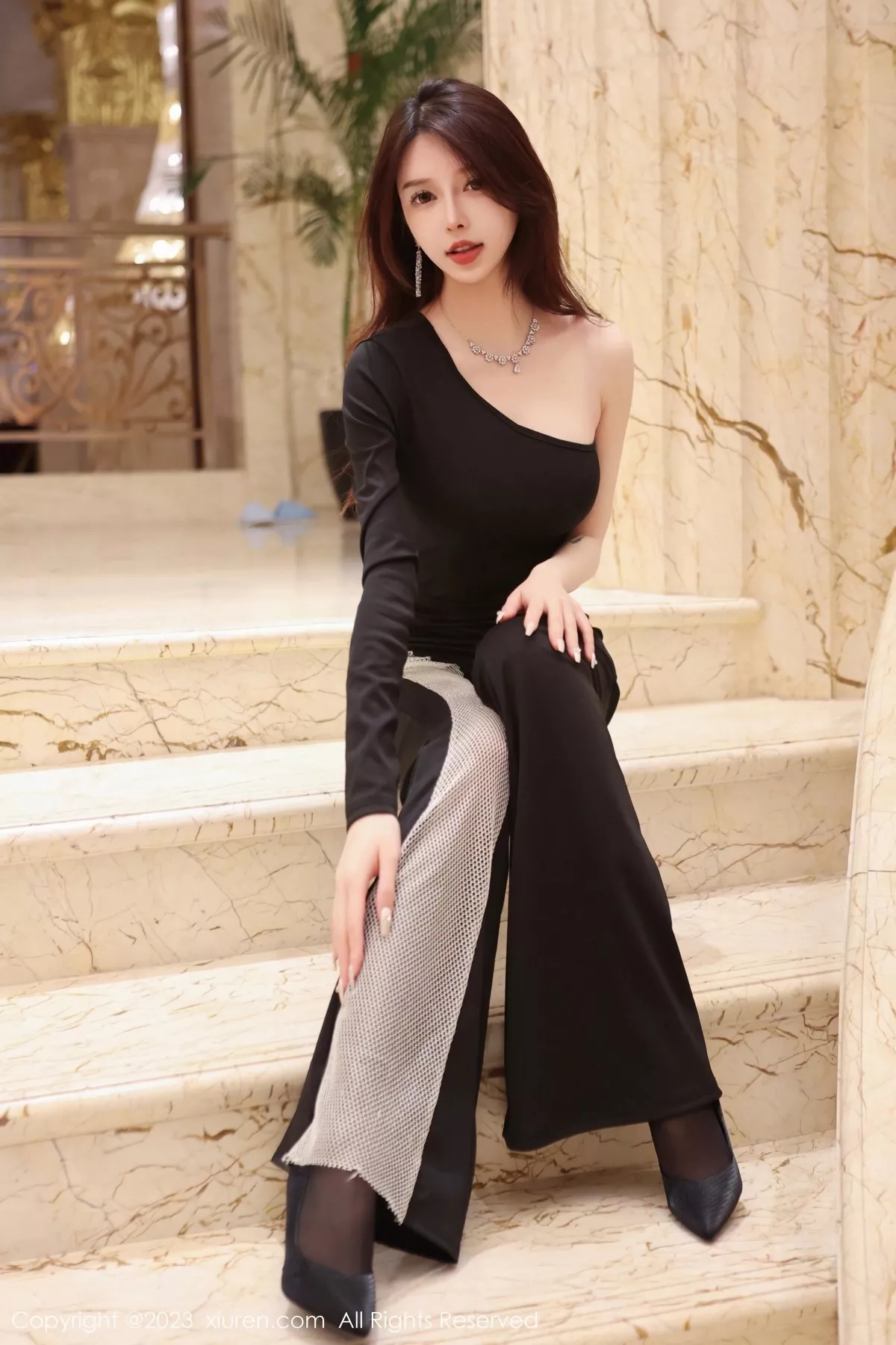 秀人集.com_[XiuRen秀人网]No.6417_模特玉兔miki脱黑色简约套装露黑色蕾丝内衣超薄黑丝诱惑写真95P