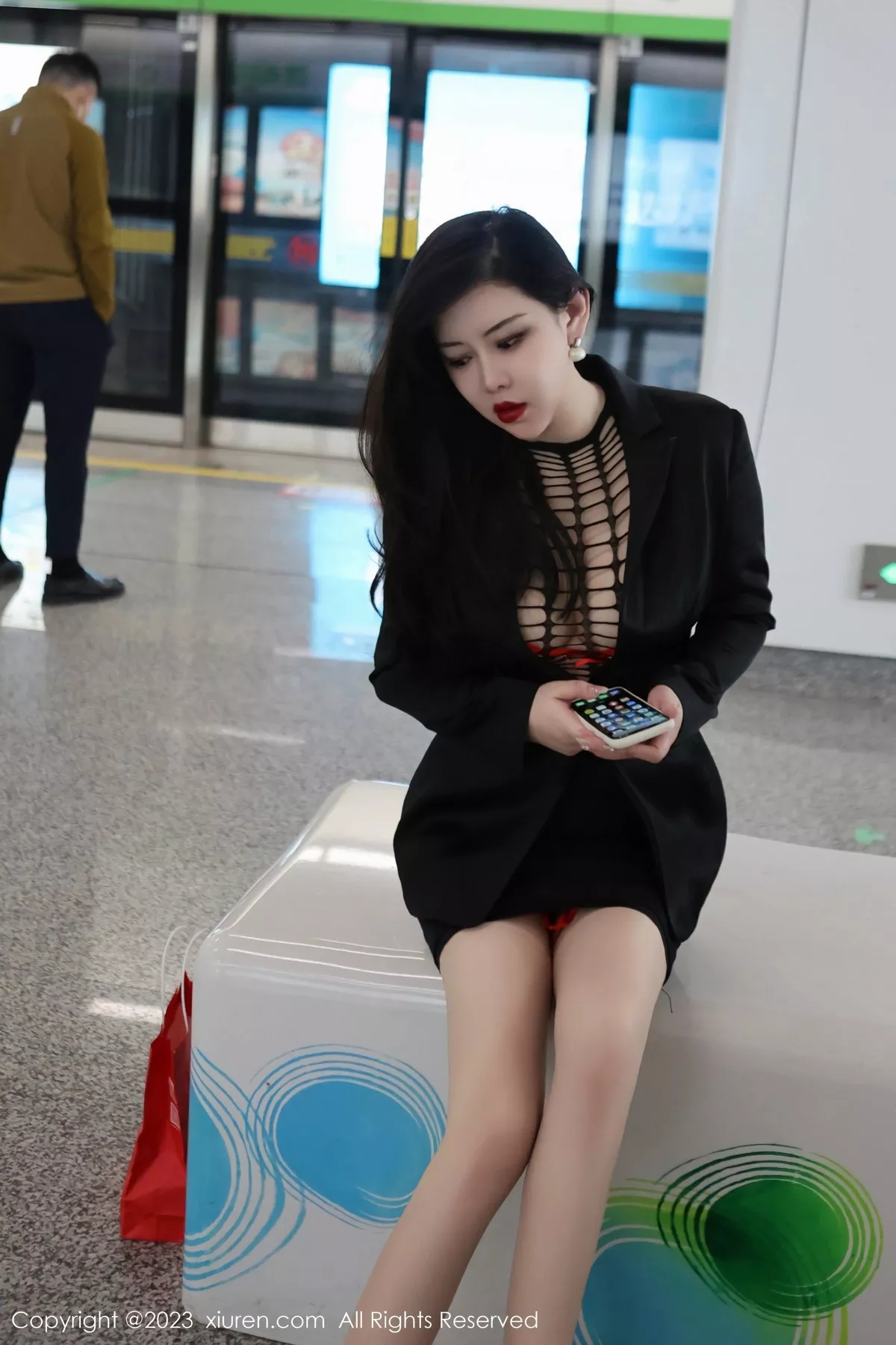 秀人集.com_[XiuRen秀人网]No.6421_模特王婉悠Queen性感浅黑色OL服露红色情趣内衣丰满诱惑写真93P