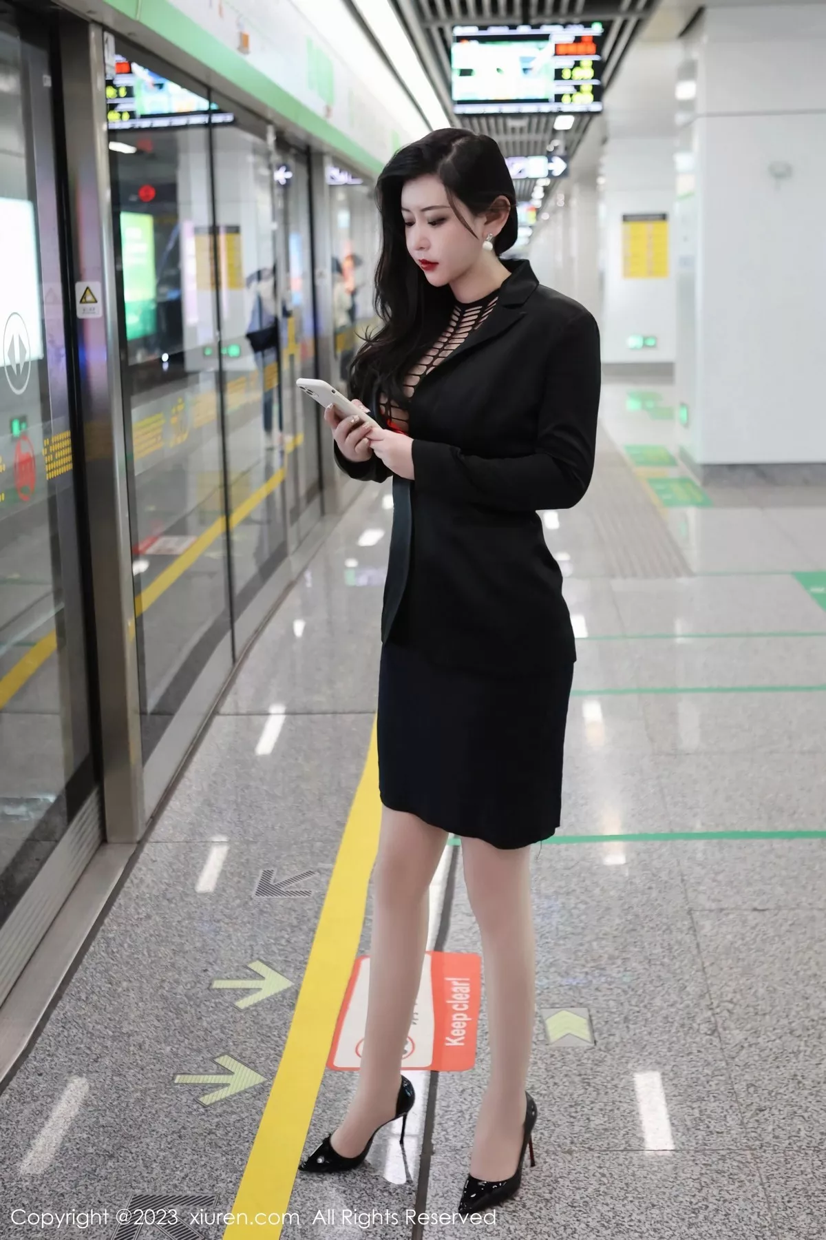 秀人集.com_[XiuRen秀人网]No.6421_模特王婉悠Queen性感浅黑色OL服露红色情趣内衣丰满诱惑写真93P