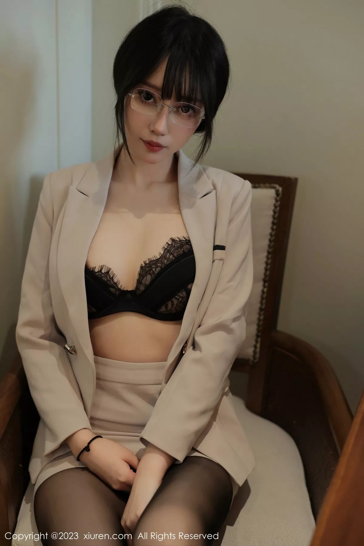 秀人集.com_[XiuRen秀人网]No.6428_模特玥儿玥er脱浅色Ol服饰露黑色蕾丝内衣配超薄黑丝魅惑写真56P