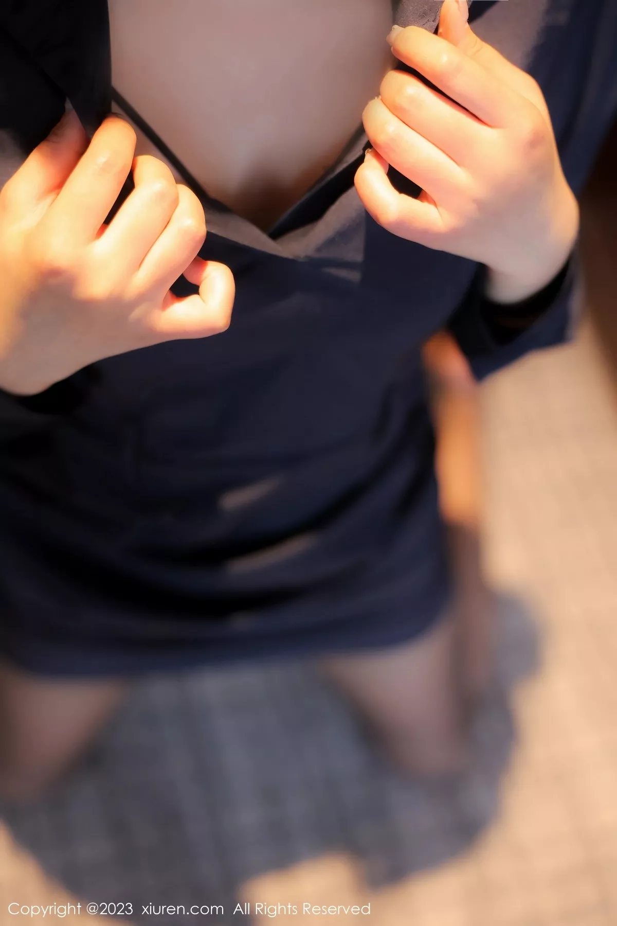 秀人集.com_[XiuRen秀人网]No.6427_模特桐桐深蓝色服饰露性感白色蕾丝内衣配超薄黑丝完美诱惑写真79P