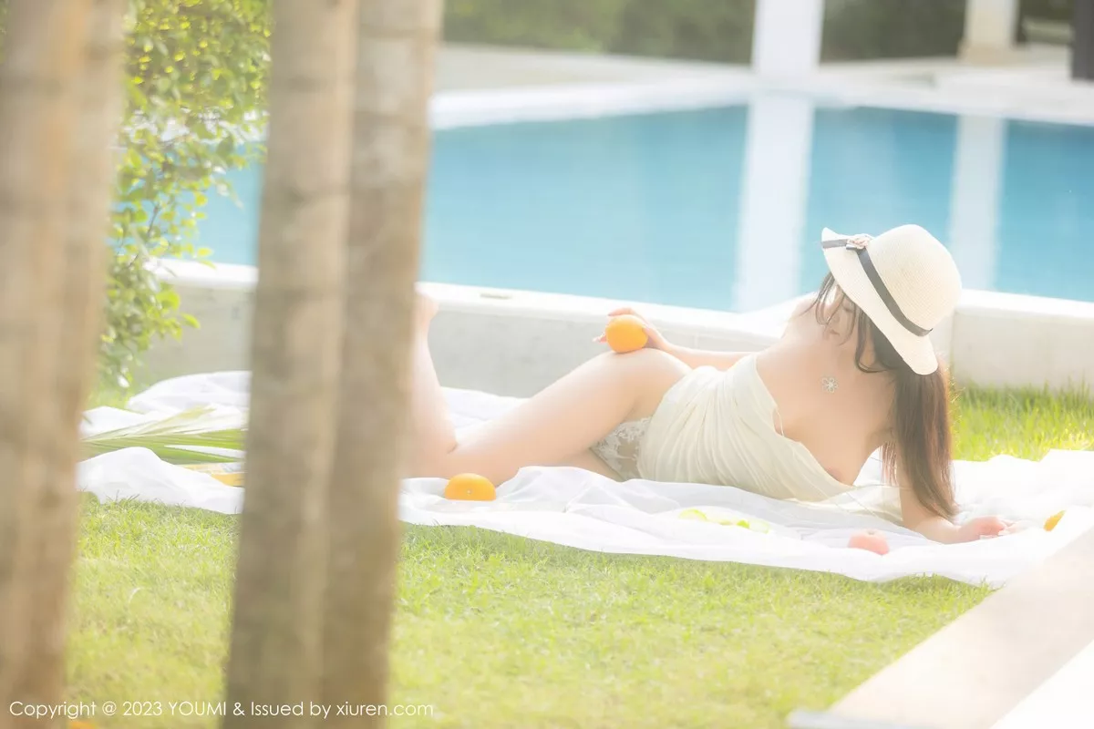 秀人集.com_[YouMi尤蜜荟]Vol.915_模特laura阿姣泰国旅拍泳池边白色吊带短裙秀曼妙身姿诱惑写真91P