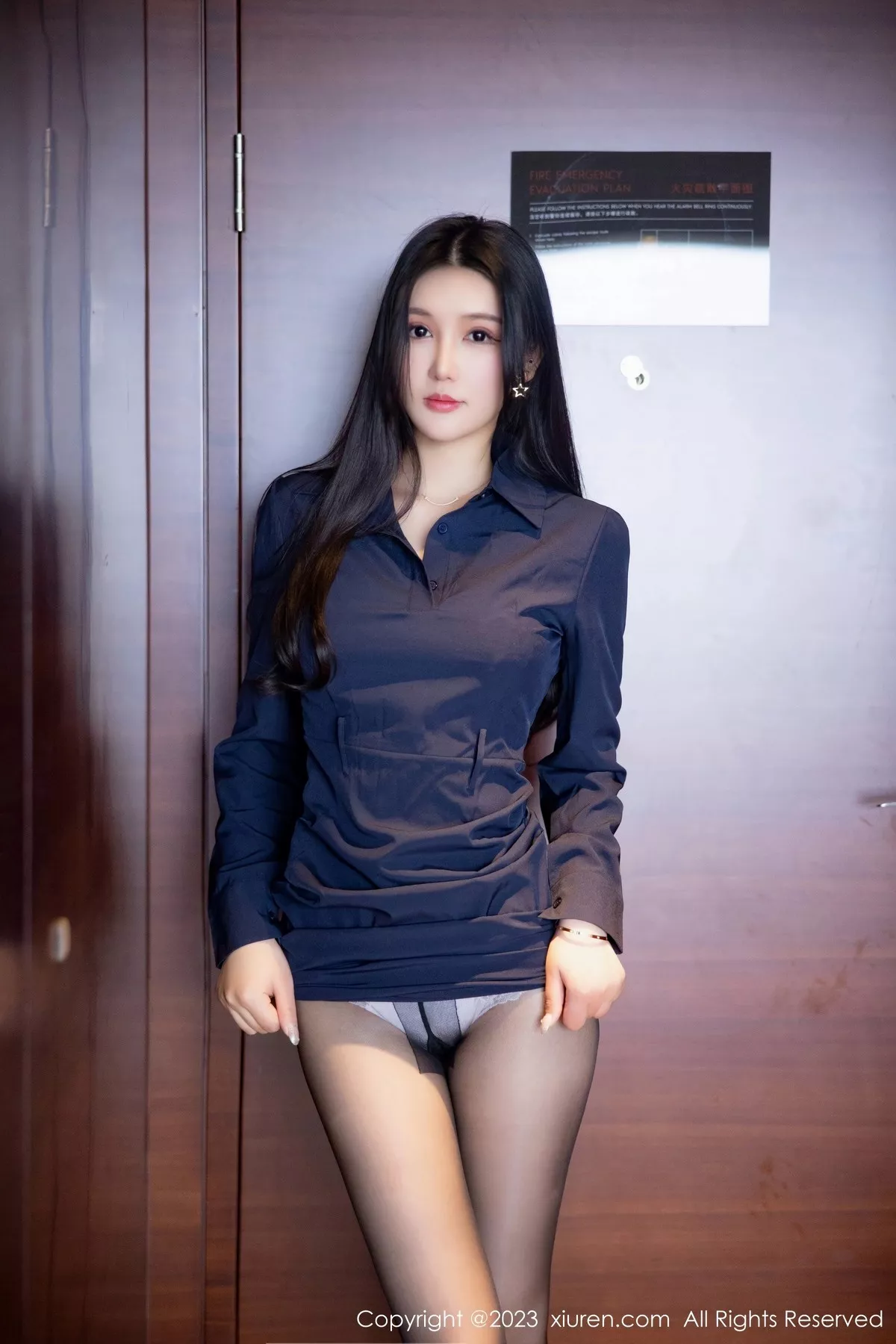 秀人集.com_[XiuRen秀人网]No.6427_模特桐桐深蓝色服饰露性感白色蕾丝内衣配超薄黑丝完美诱惑写真79P