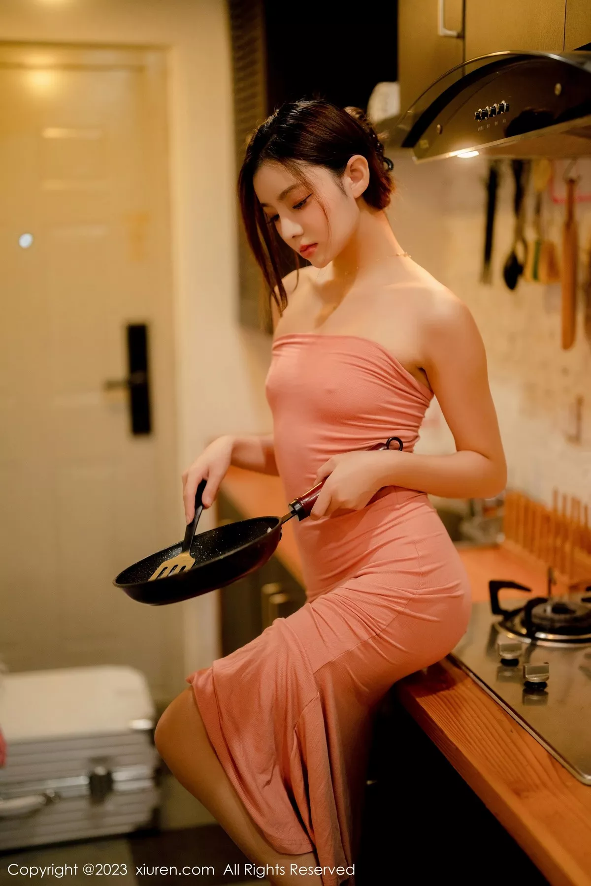 秀人集.com_[XiuRen秀人网]No.6437_模特加朵babe私房性感粉色露肩连衣裙真空秀魔鬼身材诱惑写真105P