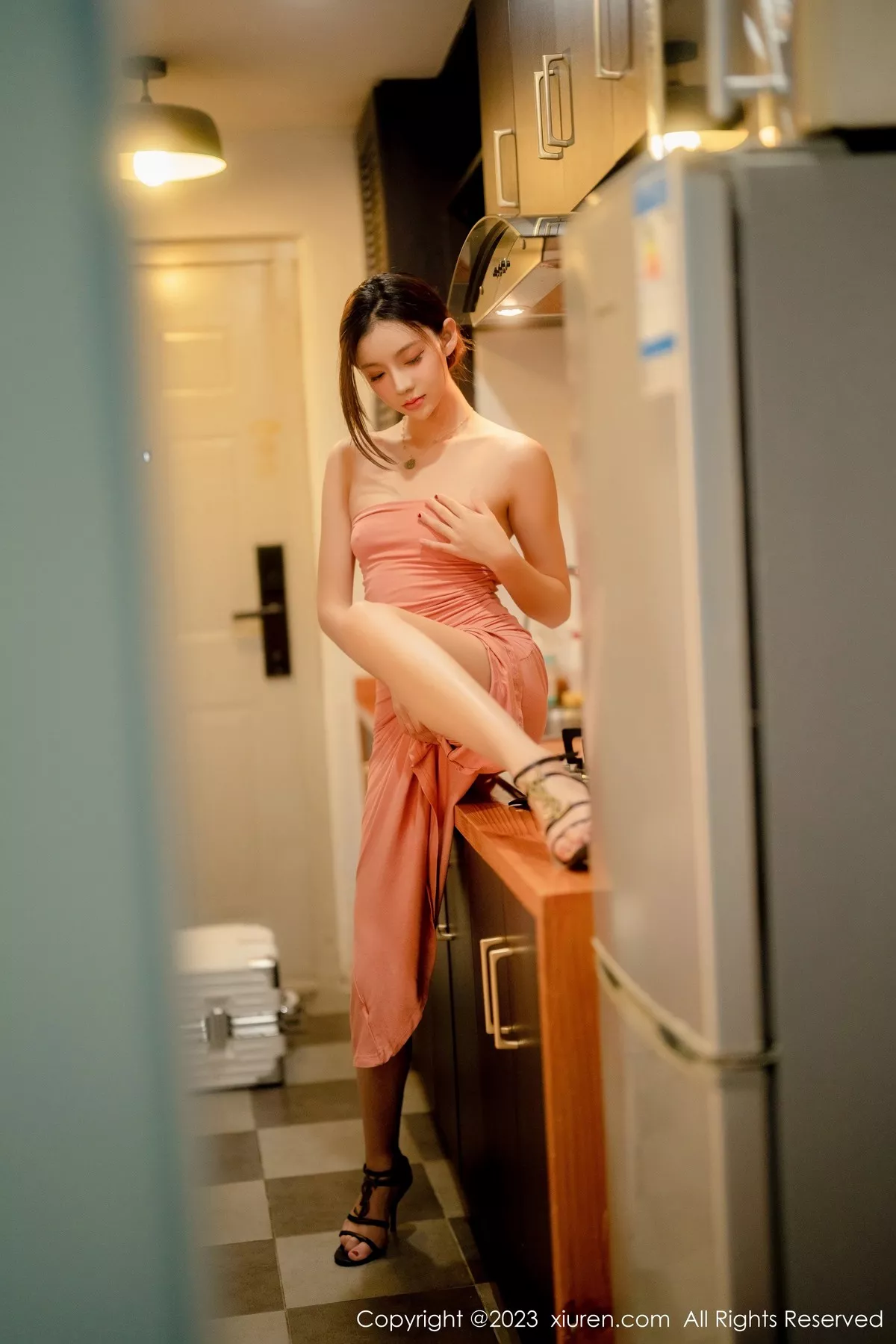 秀人集.com_[XiuRen秀人网]No.6437_模特加朵babe私房性感粉色露肩连衣裙真空秀魔鬼身材诱惑写真105P