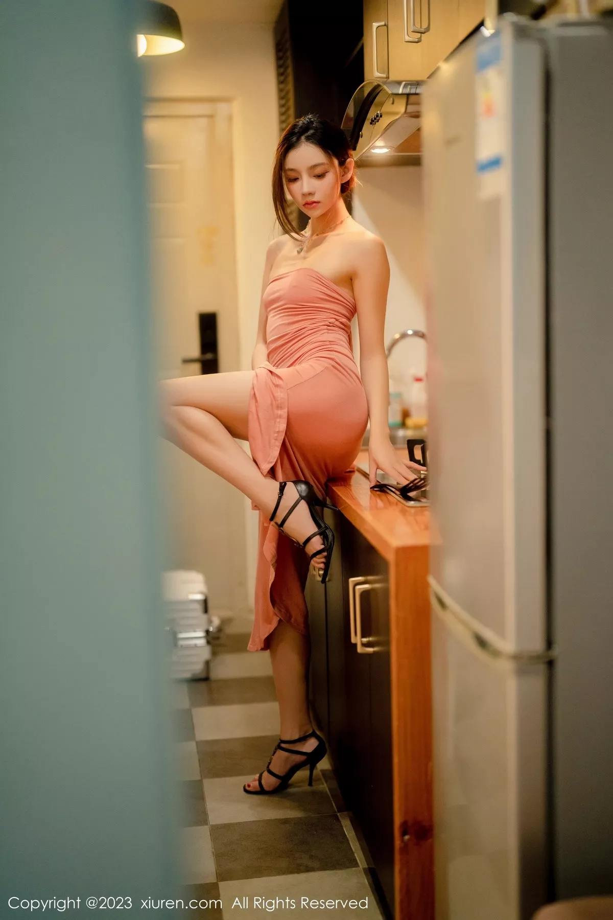 秀人集.com_[XiuRen秀人网]No.6437_模特加朵babe私房性感粉色露肩连衣裙真空秀魔鬼身材诱惑写真105P