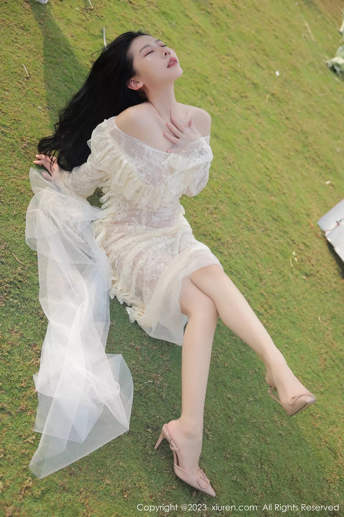 秀人集.com_[XiuRen秀人网]No.6303_模特尹甜甜海南旅拍性感白色蕾丝婚纱透视秀完美身材诱惑写真54P